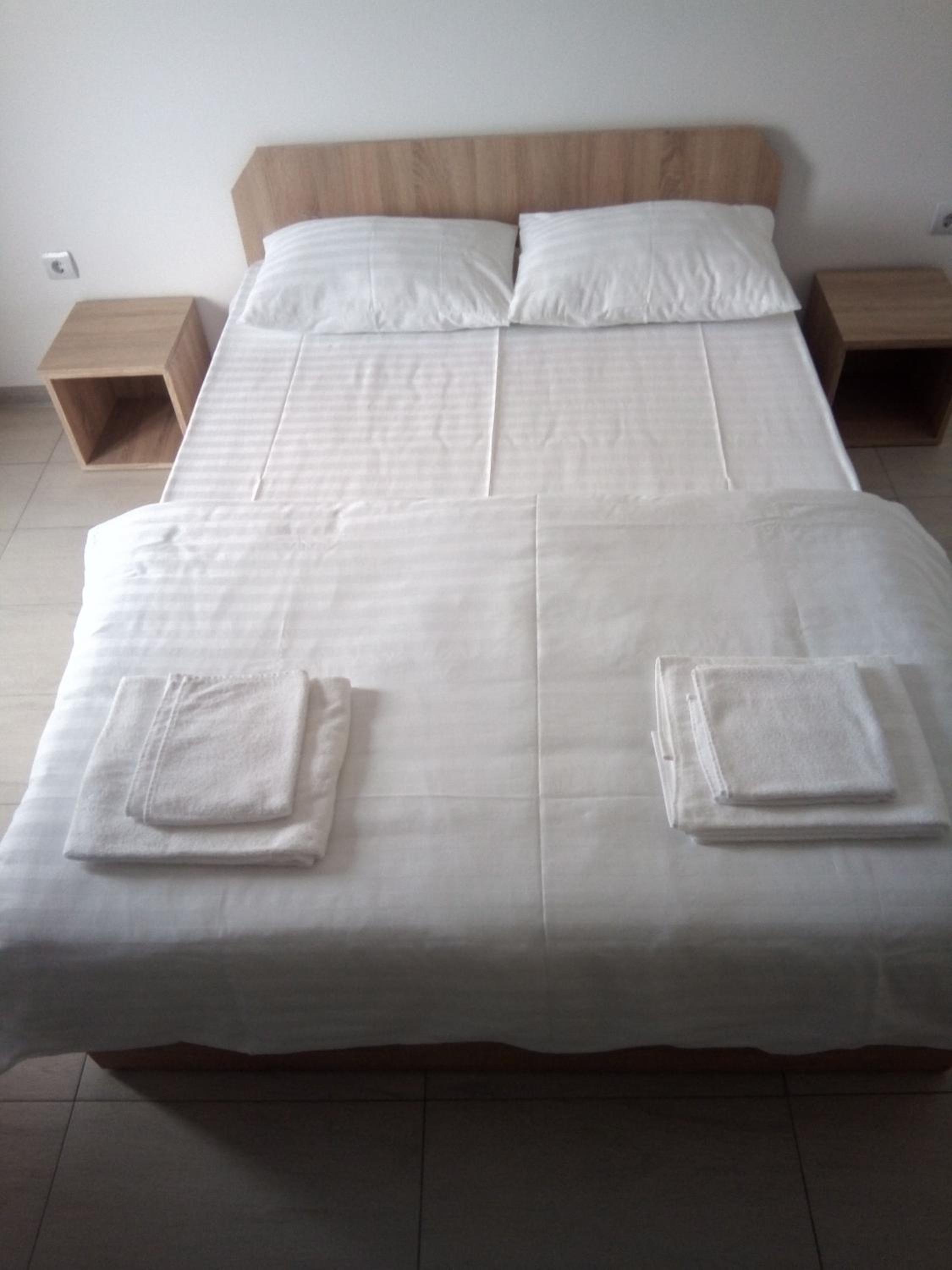 Budget Double Room - Photo 9