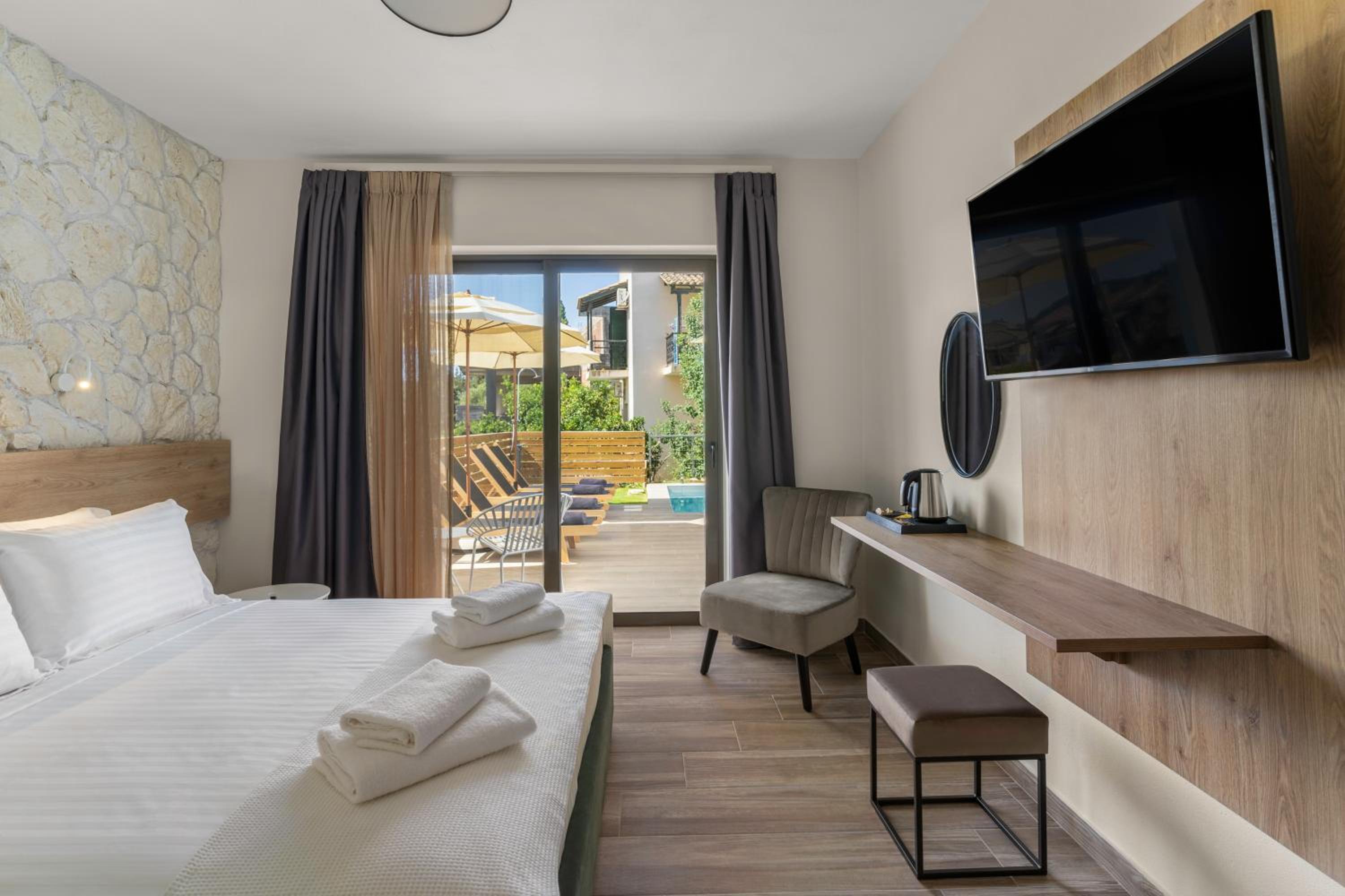 Double Room with Pool View photo 1