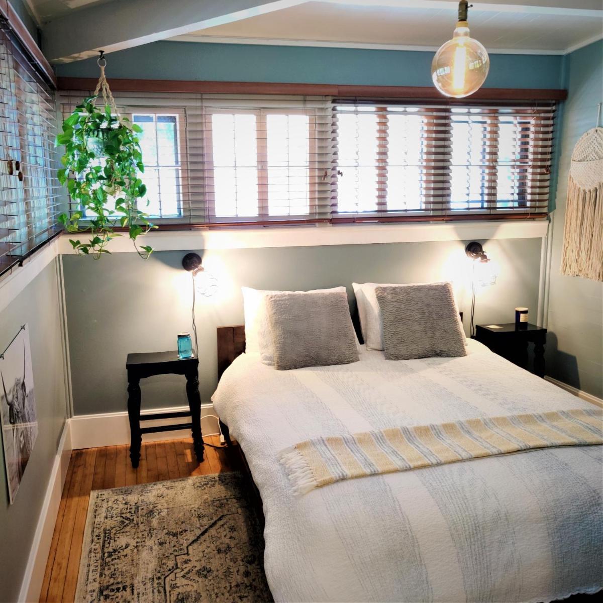 Queen Room photo 2