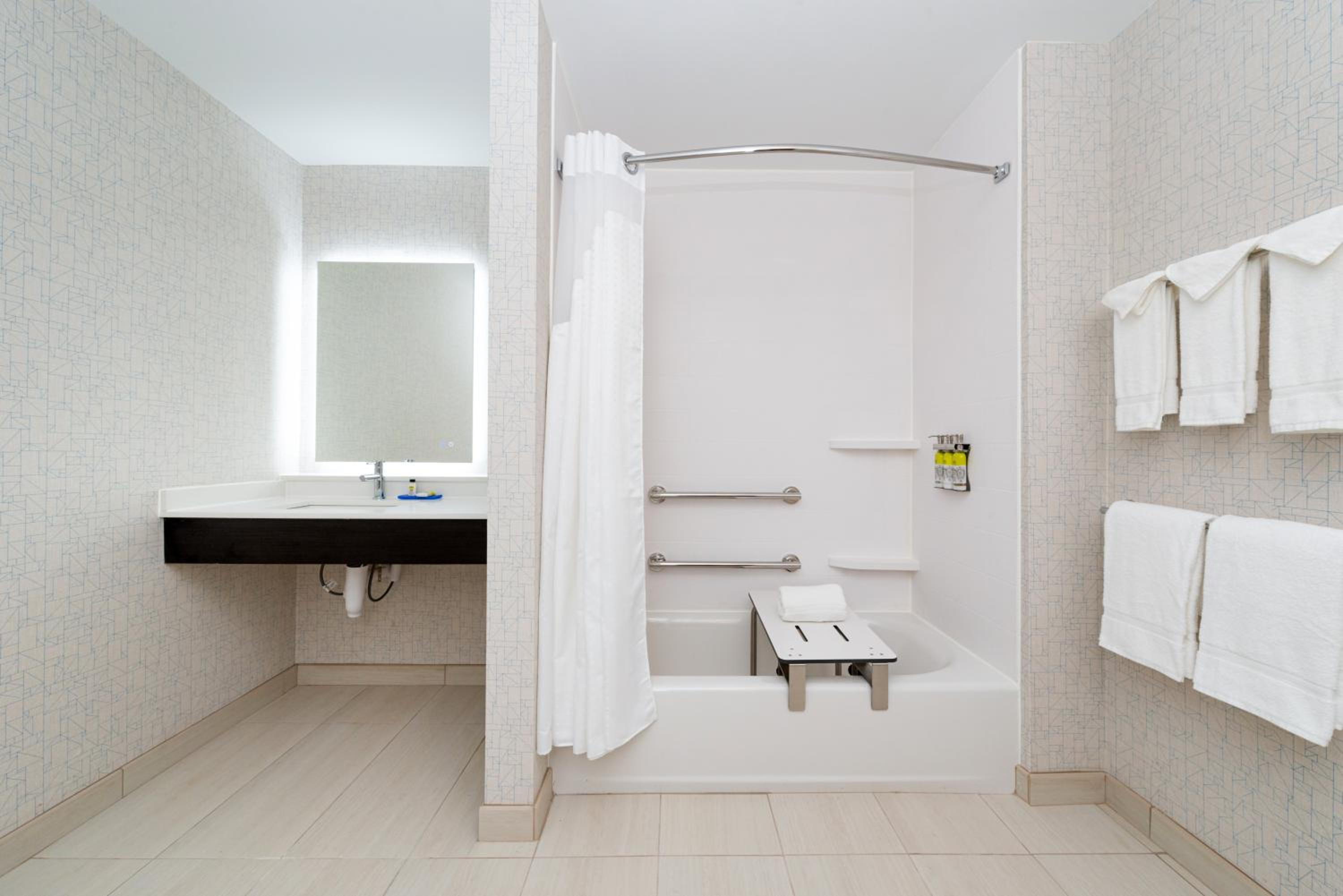 King Suite - Disability Access - Photo 2