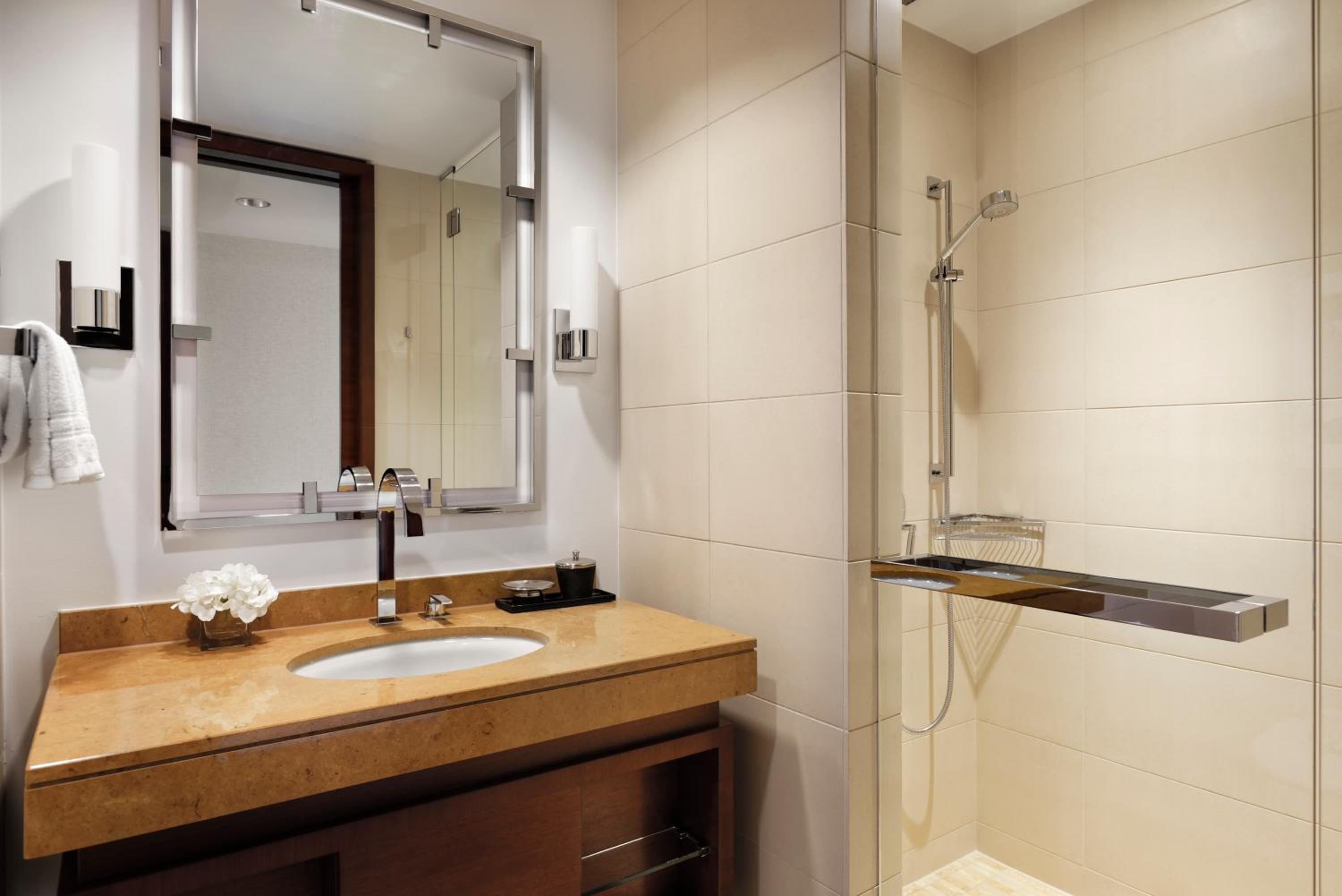 Superior King Room - Disability Access - Photo 4