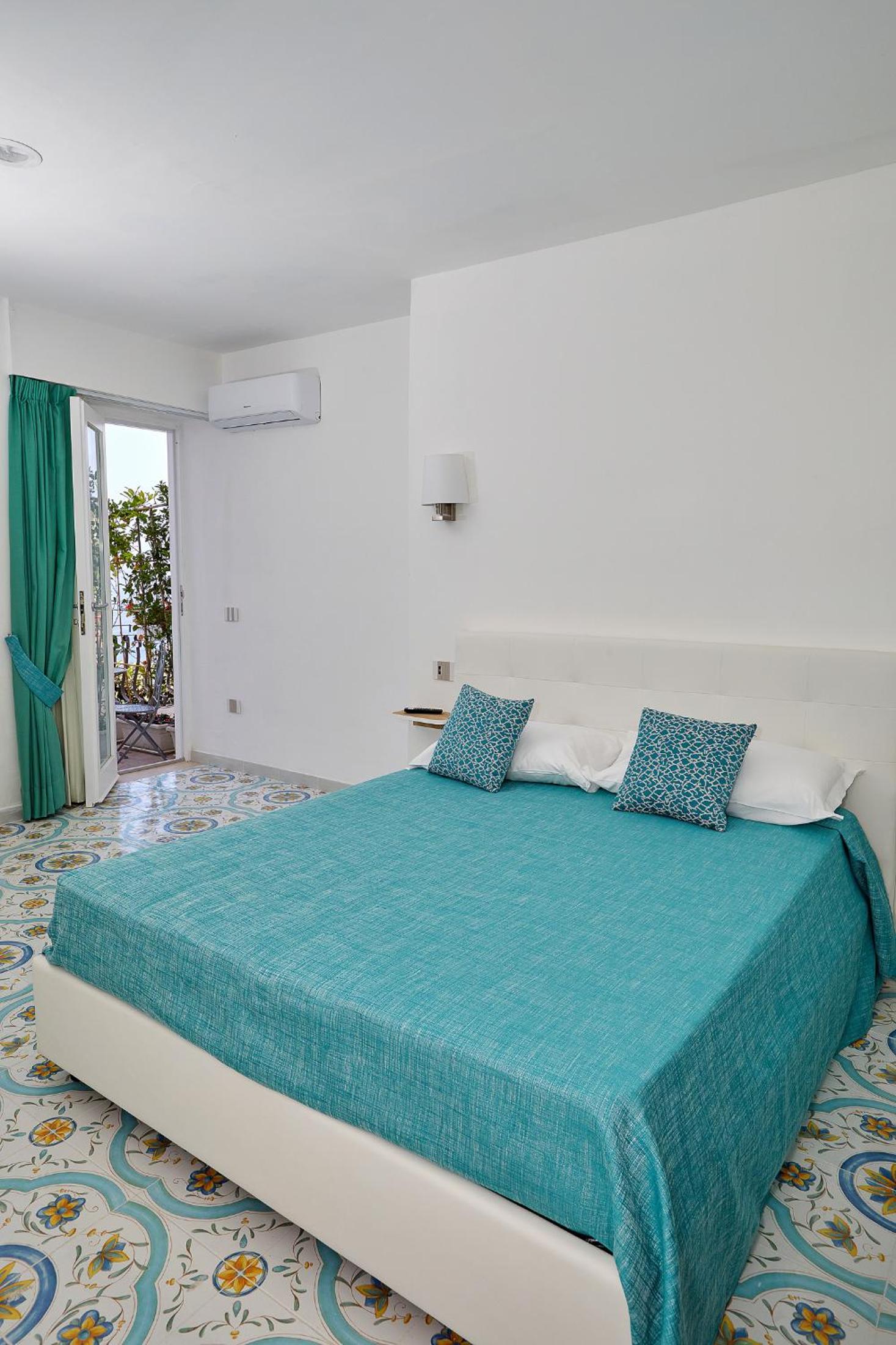 Deluxe Double Room with Sea View photo 2