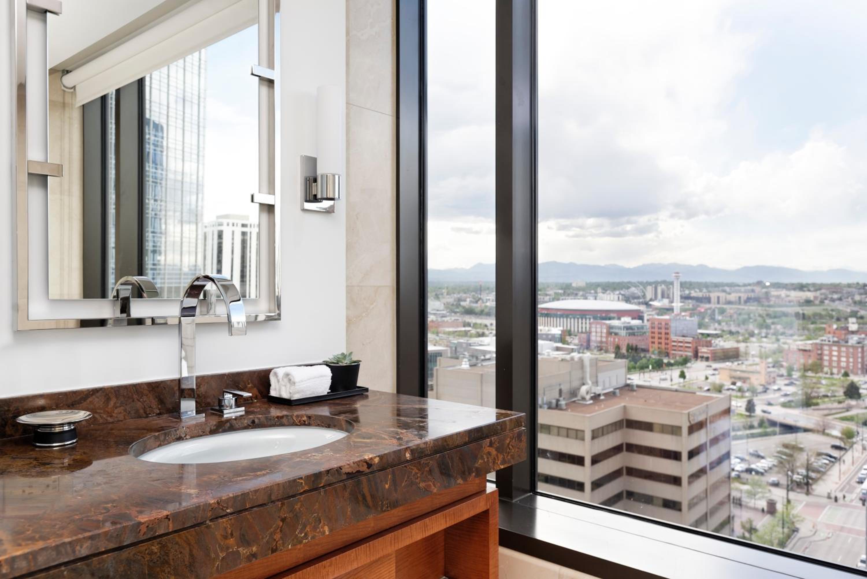 One-Bedroom Suite - Photo 4