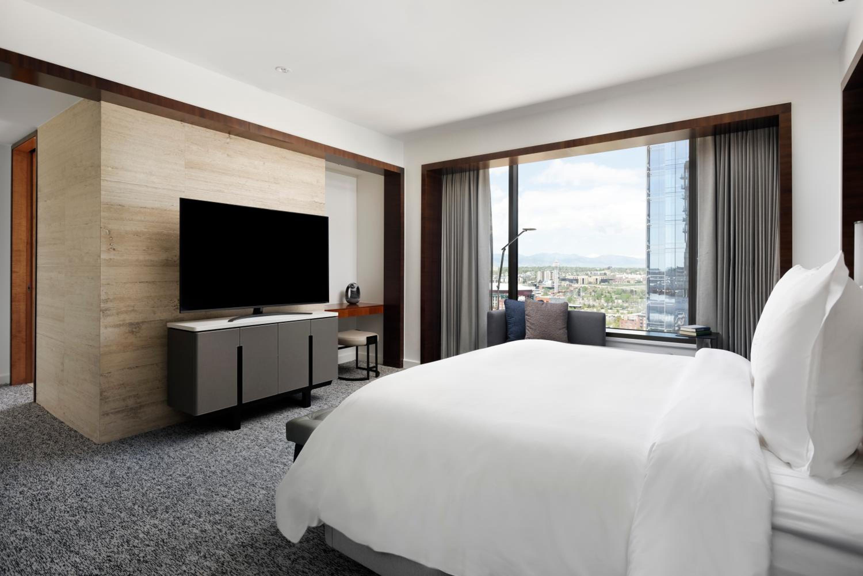 Deluxe Mountain Room with Two Double Beds - Disability Access - Photo 4