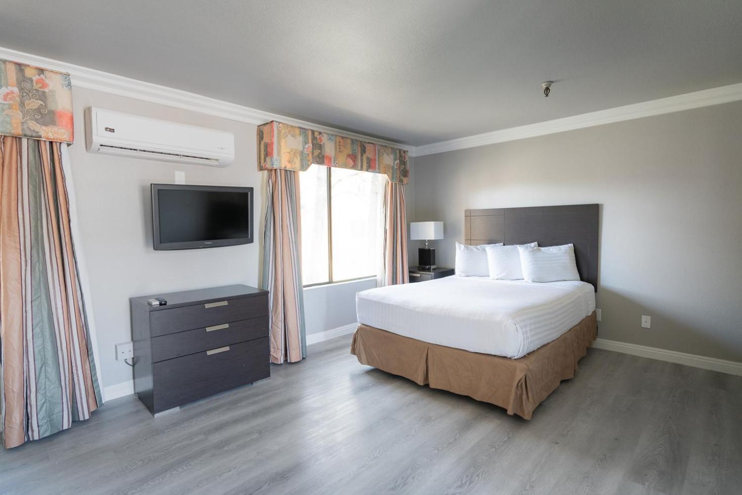 Extended Stay Parlor Queen - Photo 1