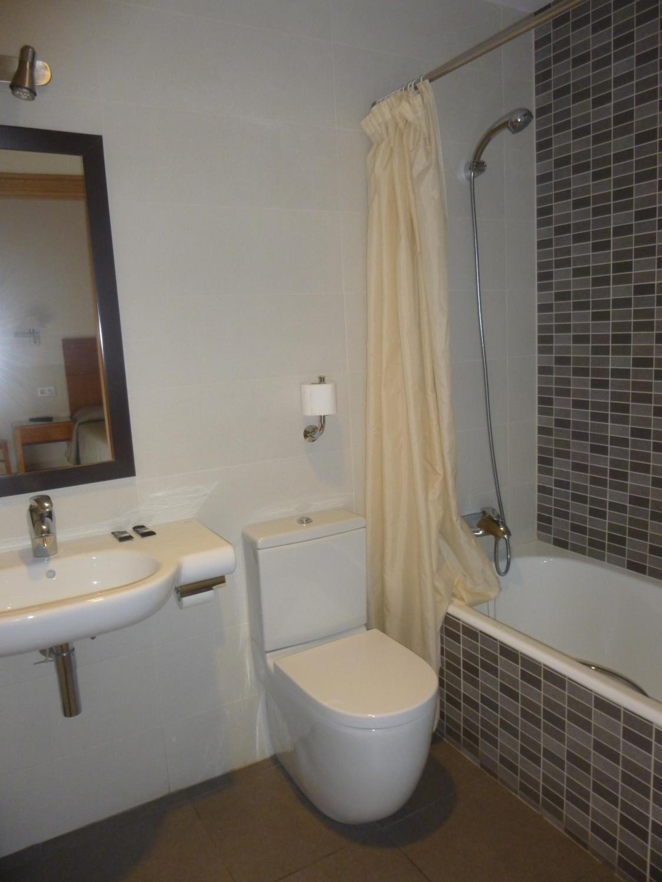 Double or Twin Room - Photo 4