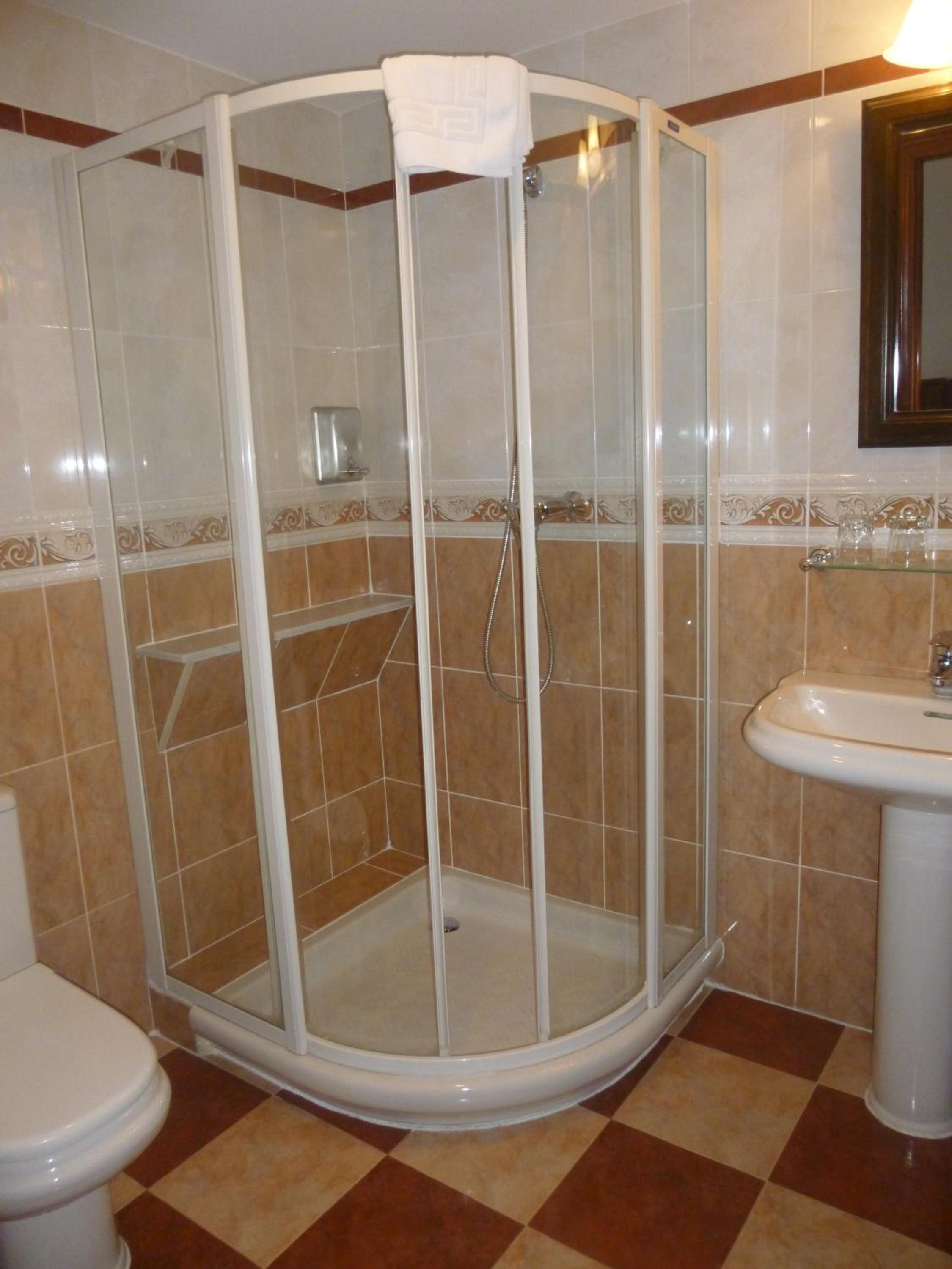 Double or Twin Room - Photo 5