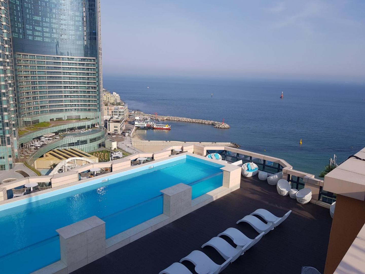 Junior Suite Half Ocean View with Rooftop Swimming Pool Access For 4 - Photo 5