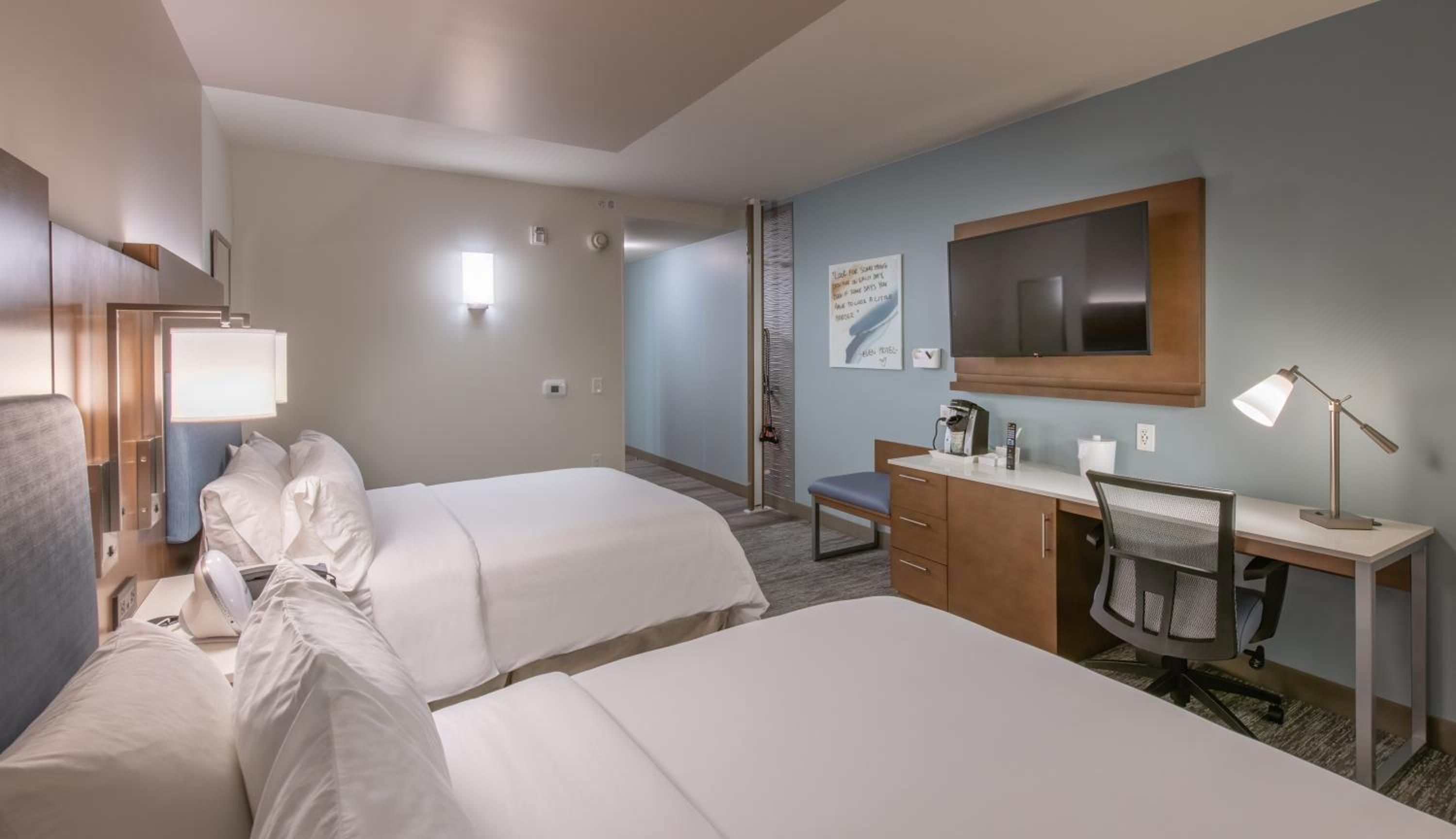 Standard Room with Two Queen Beds - Photo 4