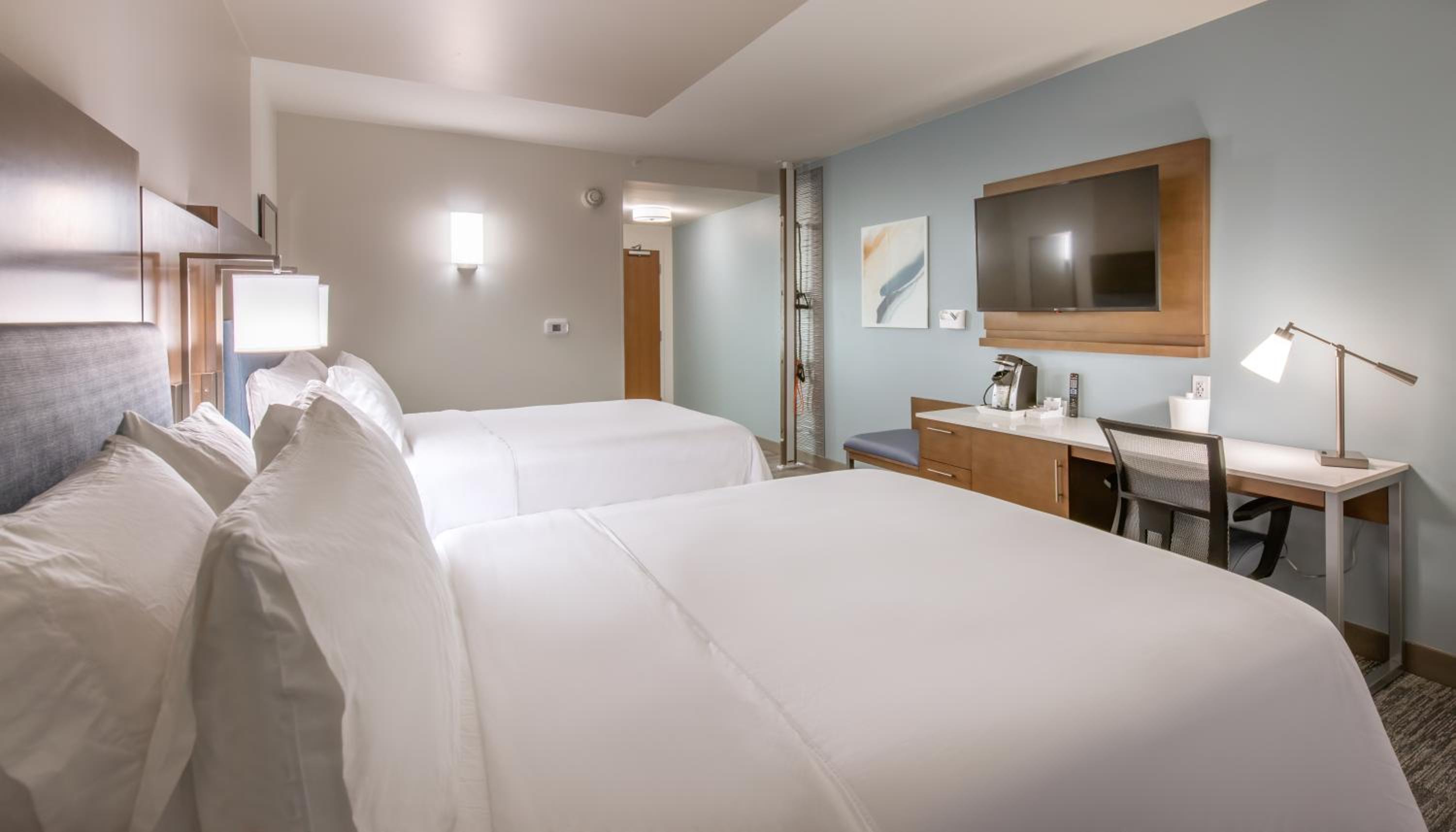 Standard Queen Room with Two Queen Beds and Mobility Accessible Tub - Photo 6