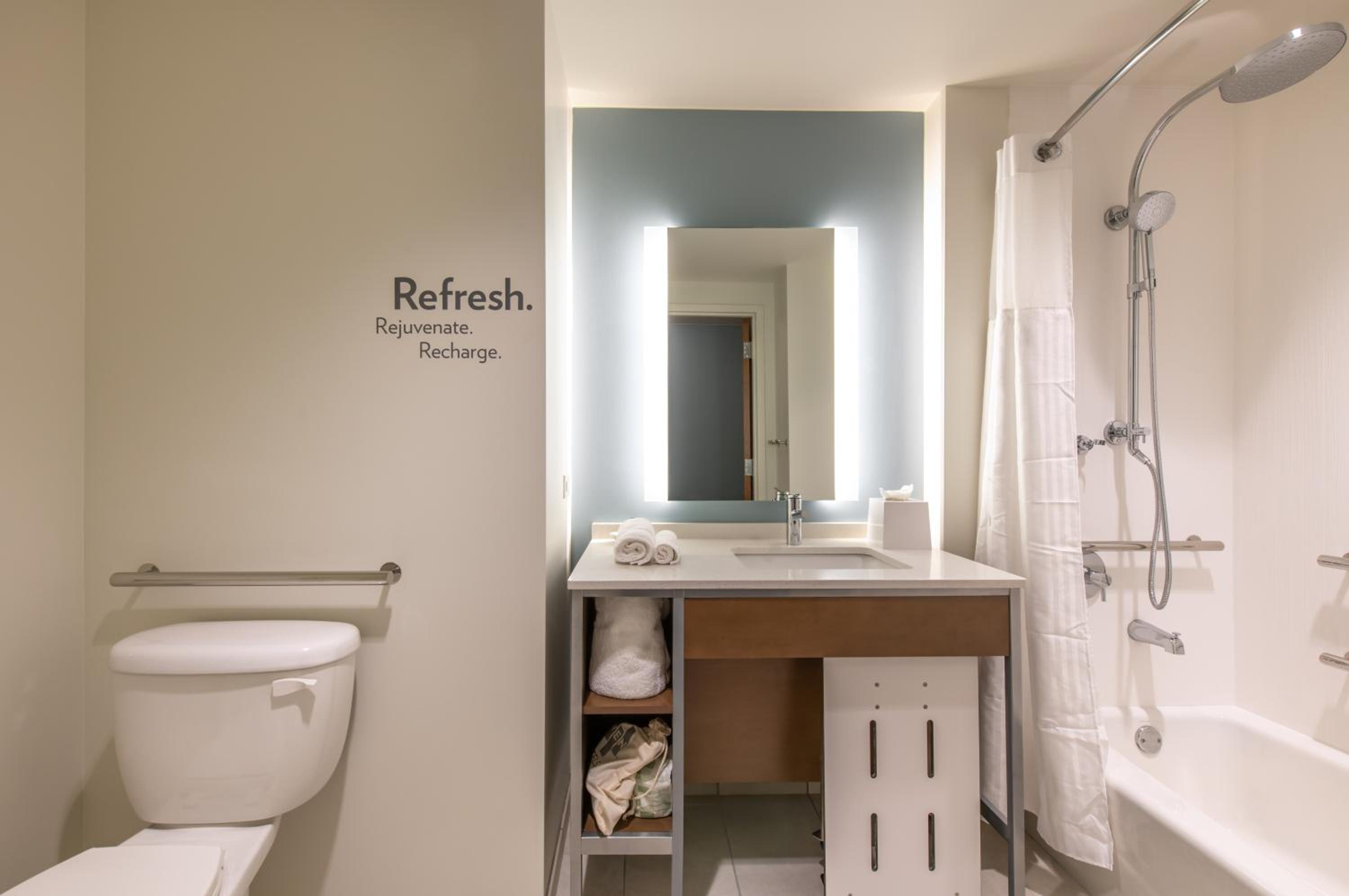 Standard Queen Room with Two Queen Beds and Mobility Accessible Tub - Photo 3