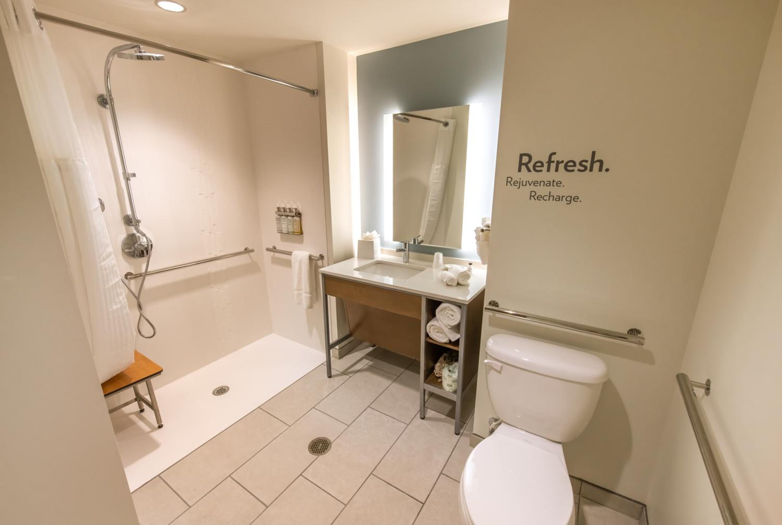 Standard Queen Room with Two Queen Beds - Communications and Mobility Accessible - Photo 3