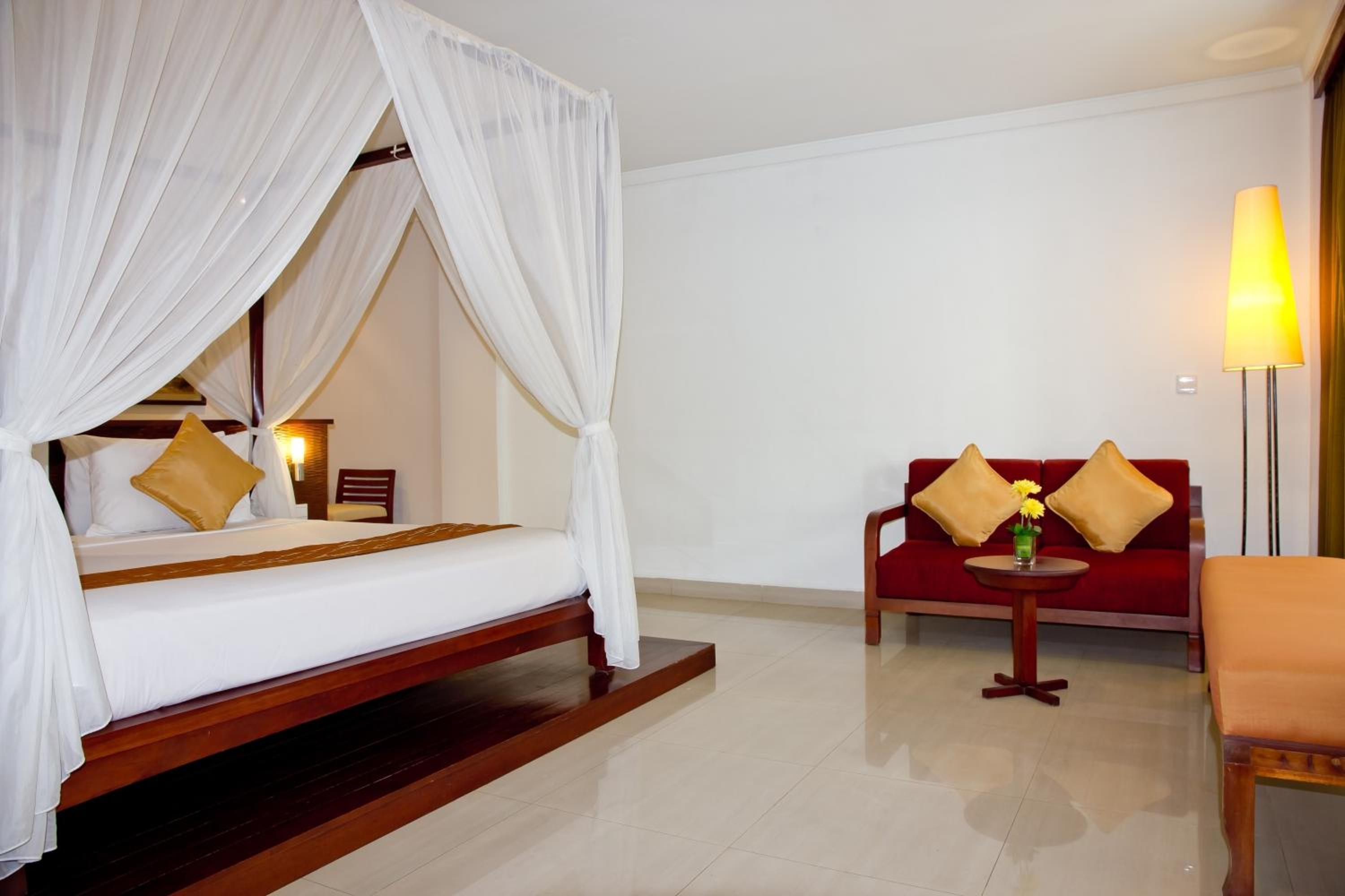 Suite with Pool View - Photo 4