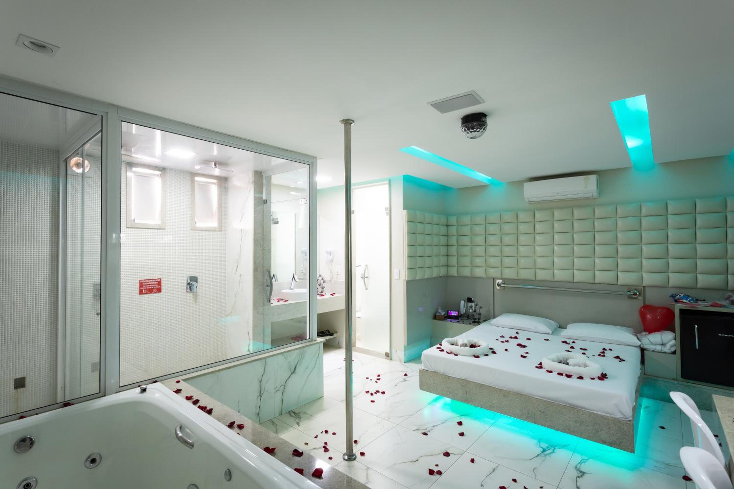 King Suite with Spa Bath - Photo 8