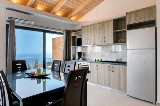 Deluxe Suite with Sea View photo 2