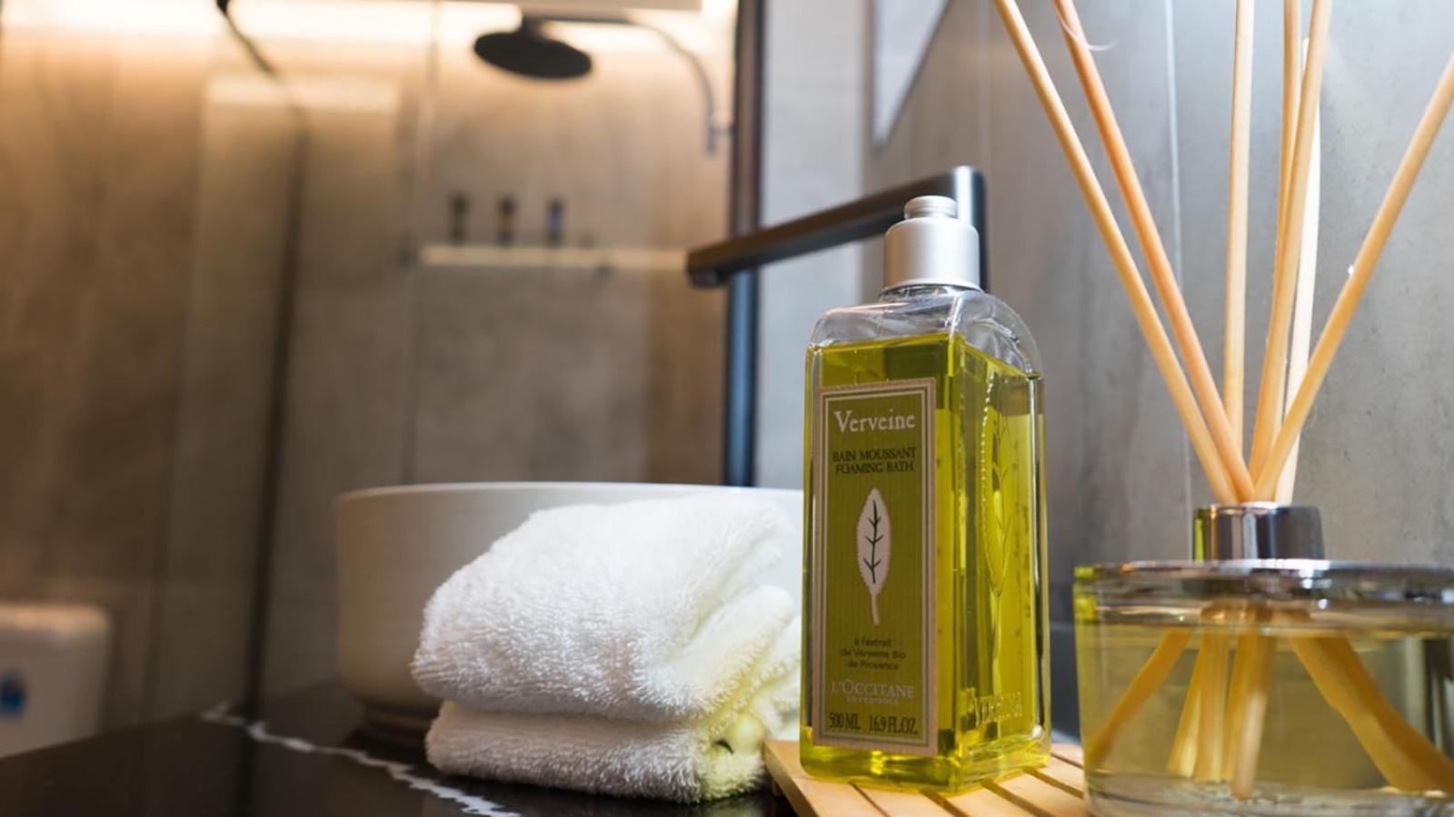 Deluxe Suite with Spa Bath photo 2