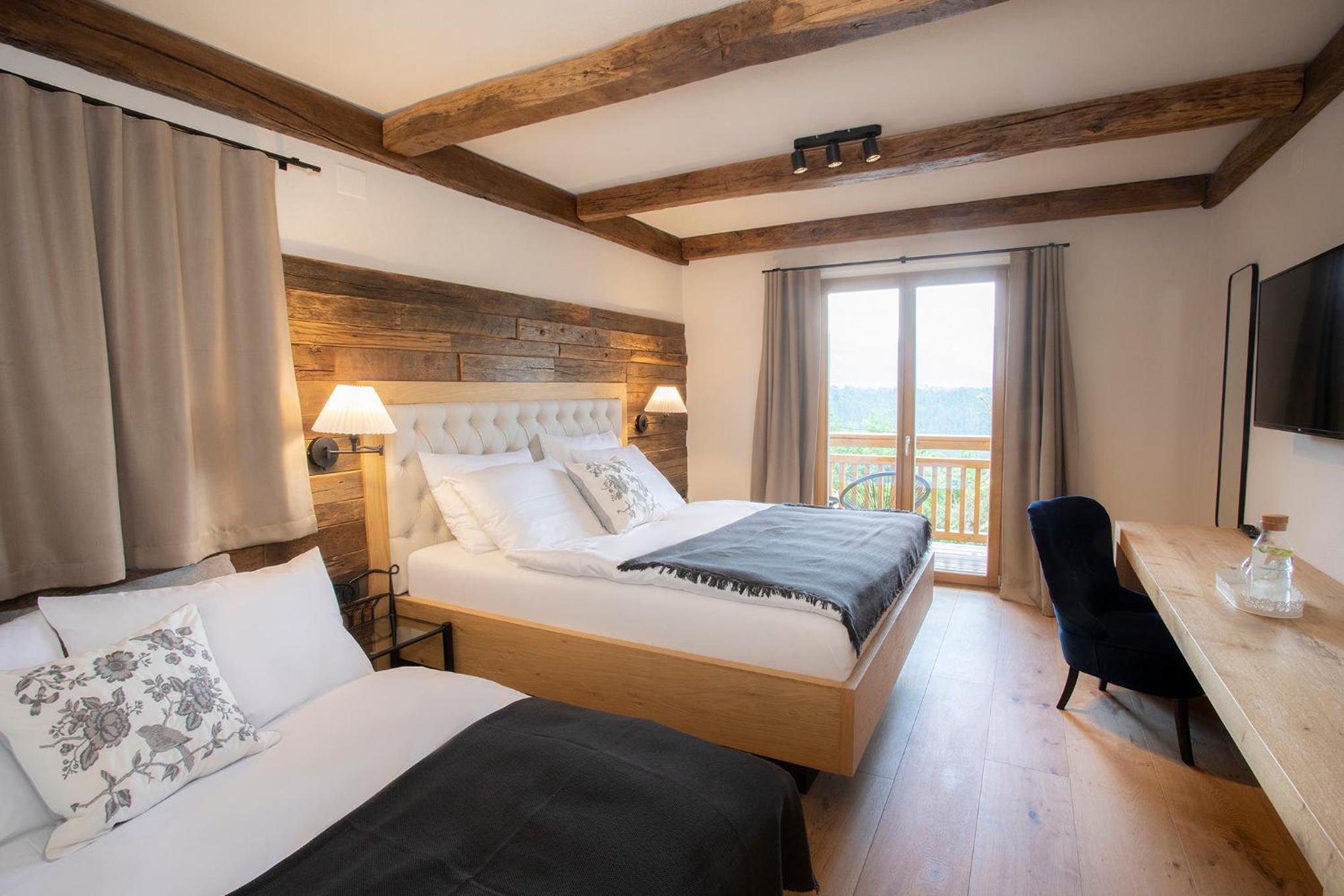 Deluxe Double Room with Balcony - Photo 5