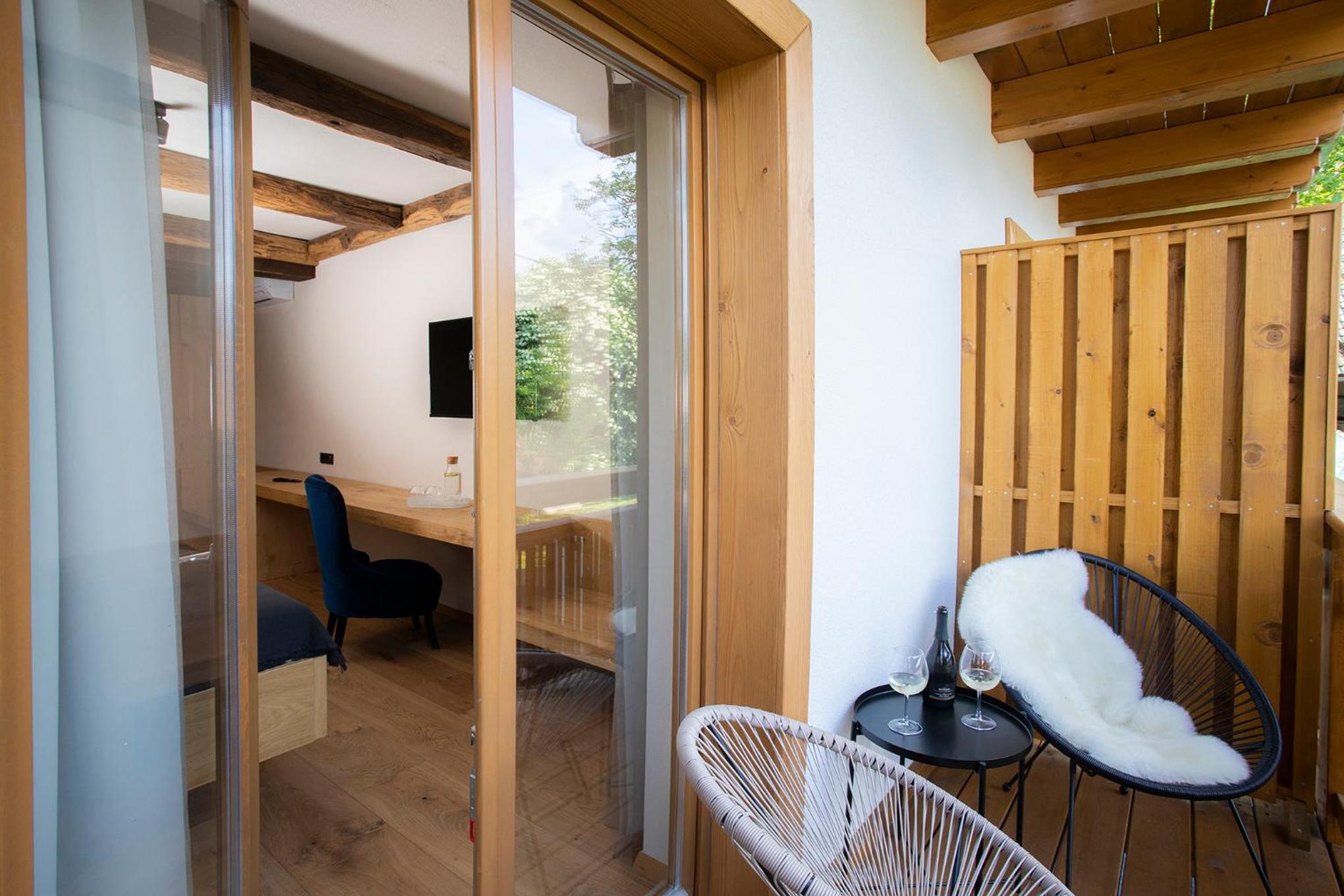 Deluxe Double Room with Balcony - Photo 4