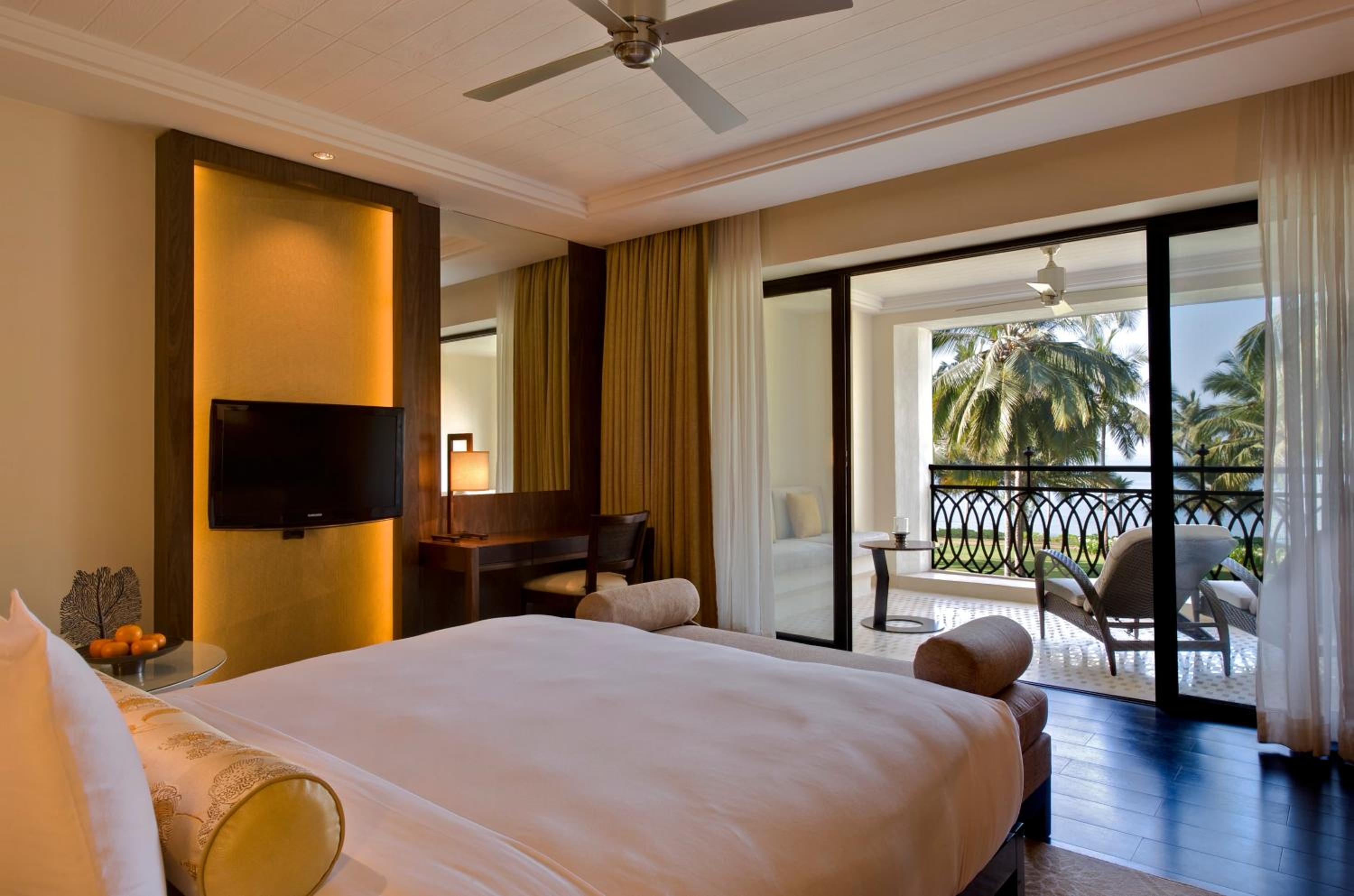 King Room with Balcony and Bay View photo 2