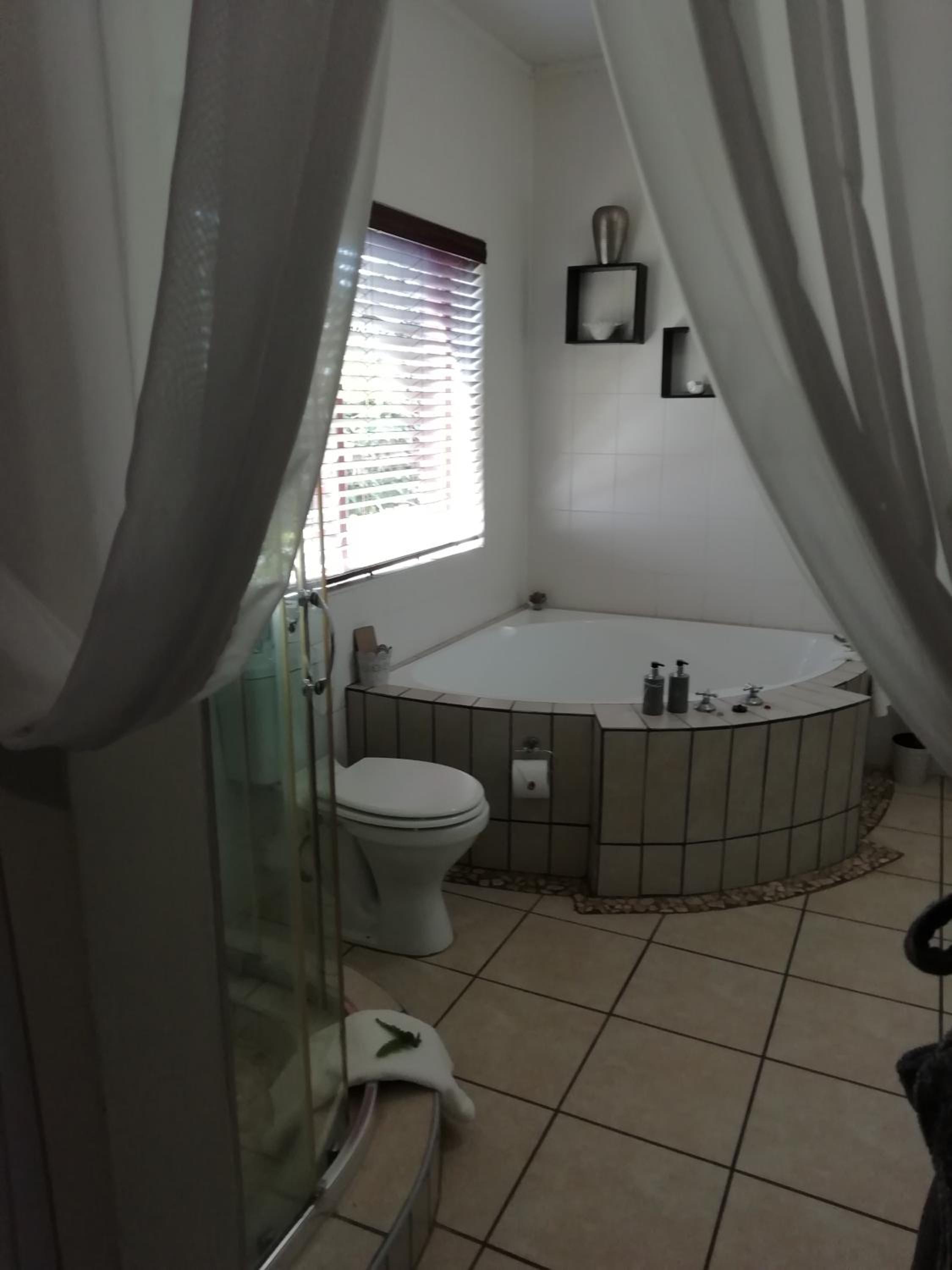Deluxe King Suite photo 3
