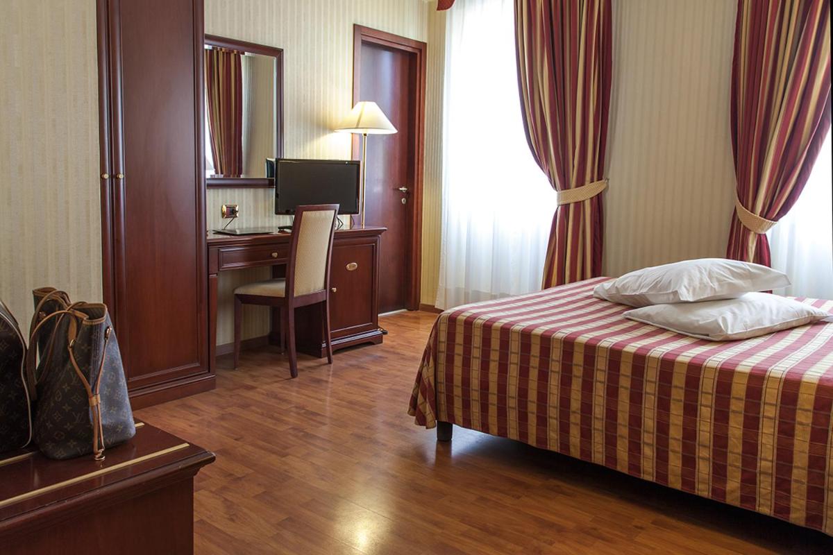 Double or Twin Room - Photo 15