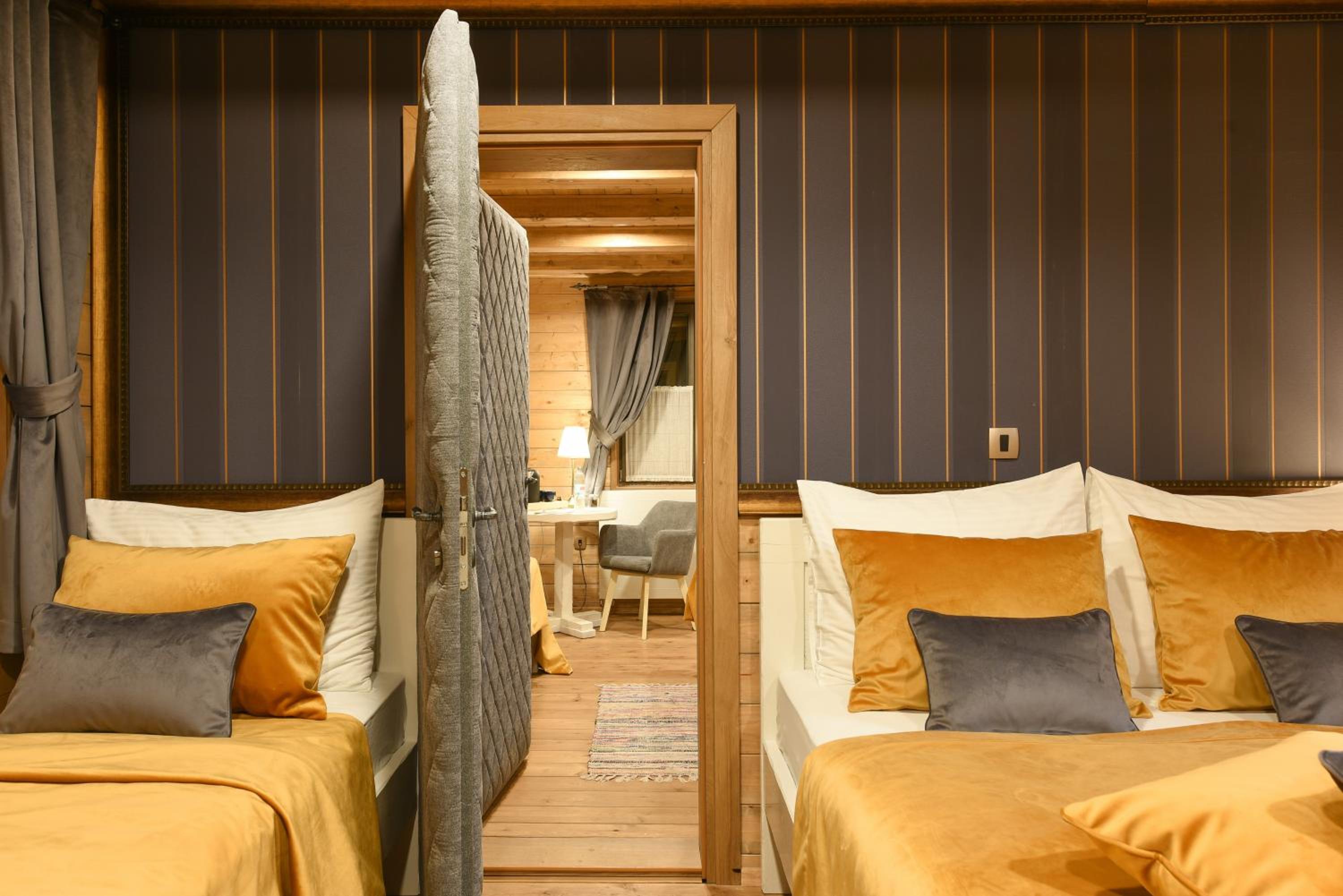 Deluxe Double Room - Photo 12