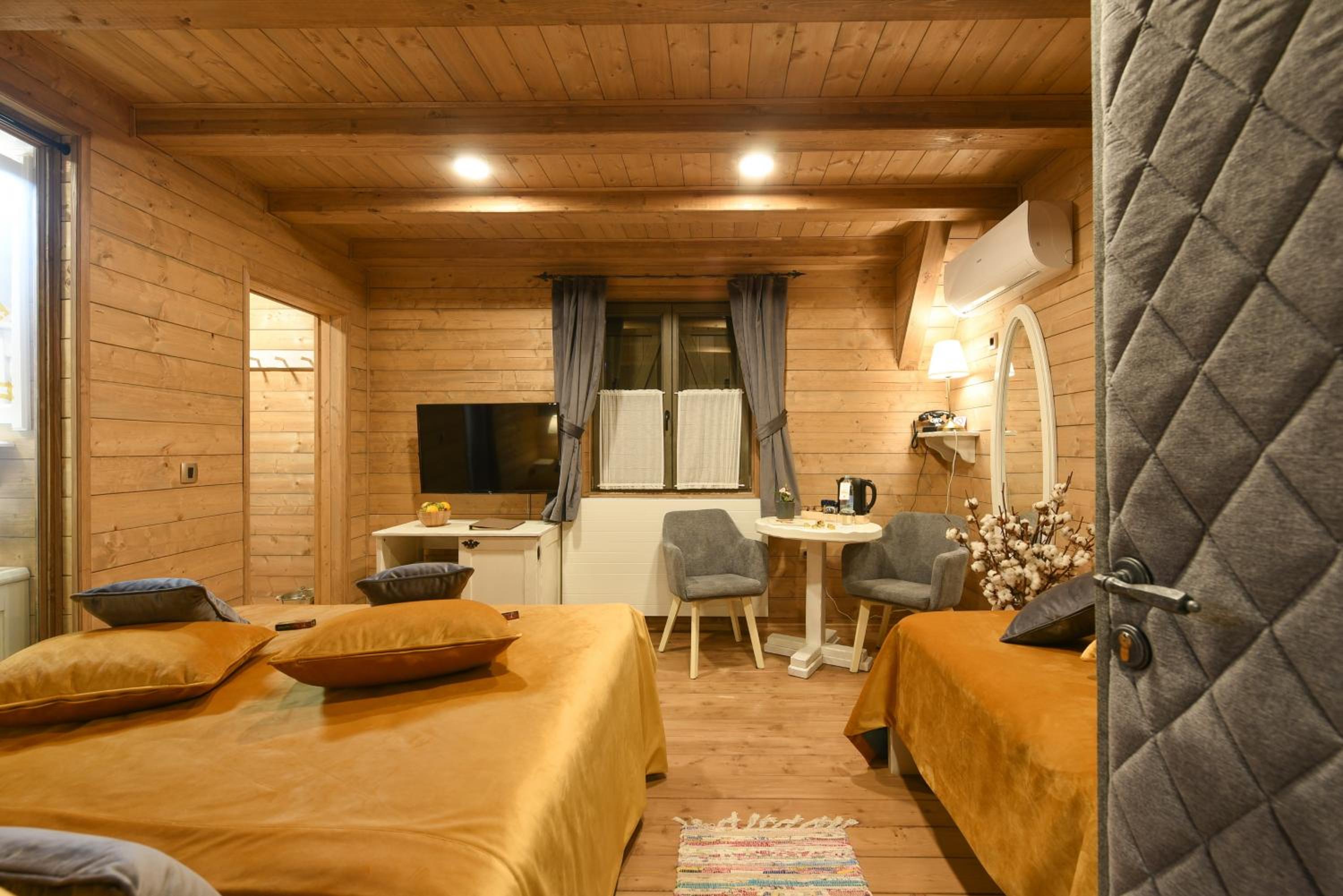 Deluxe Double Room - Photo 9