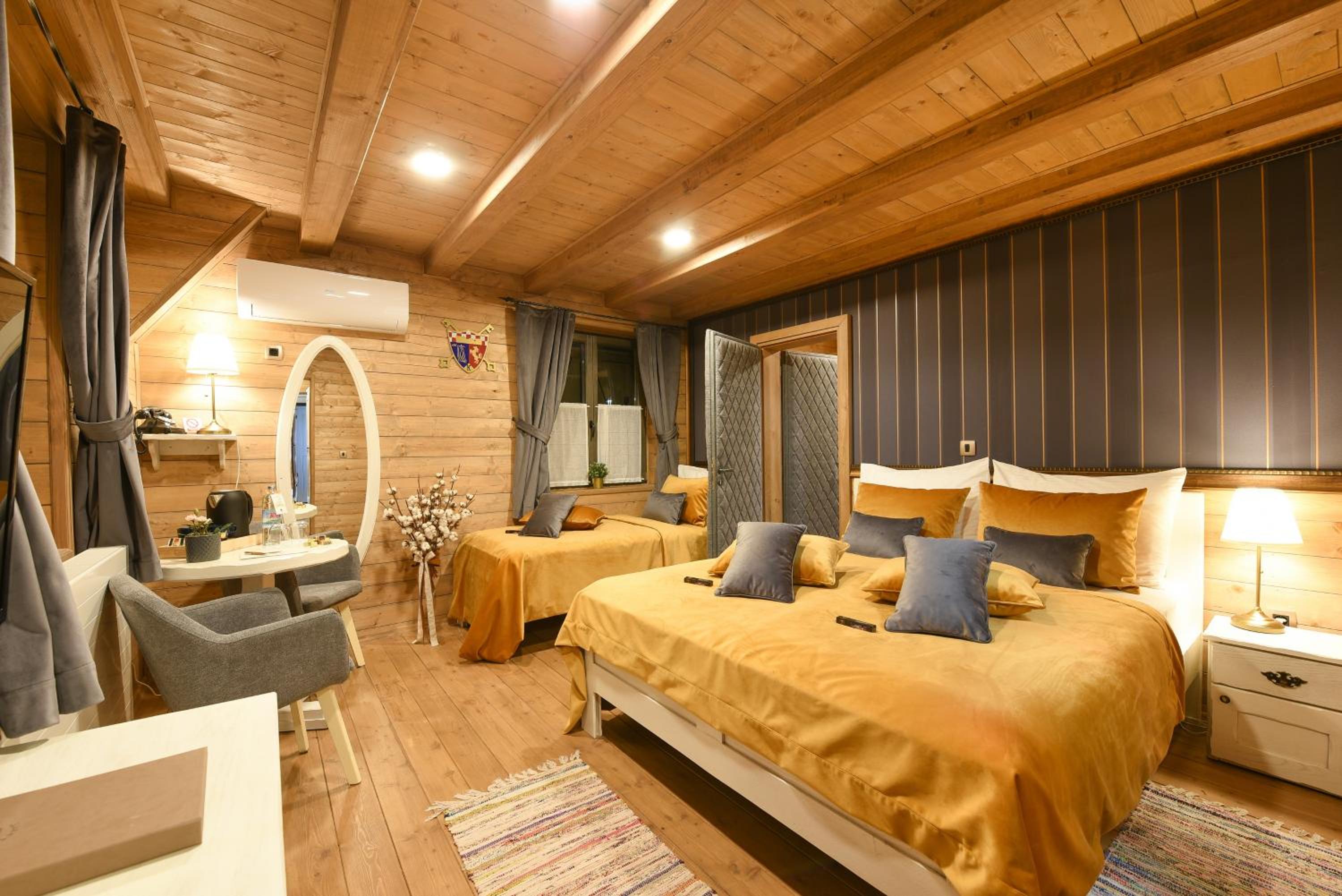 Deluxe Double Room - Photo 8