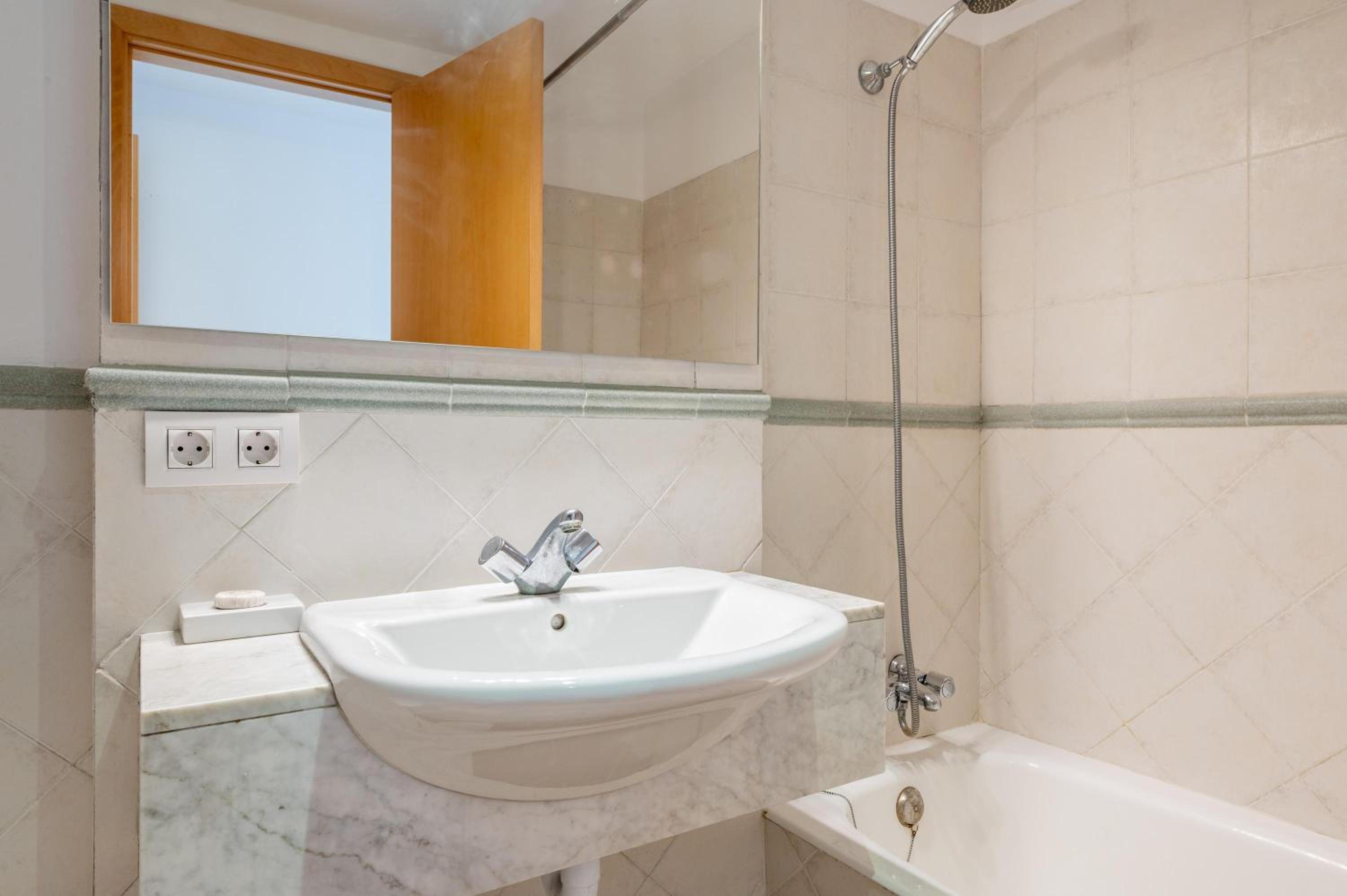 Two-Bedroom Deluxe Apartment with Balcony photo 3