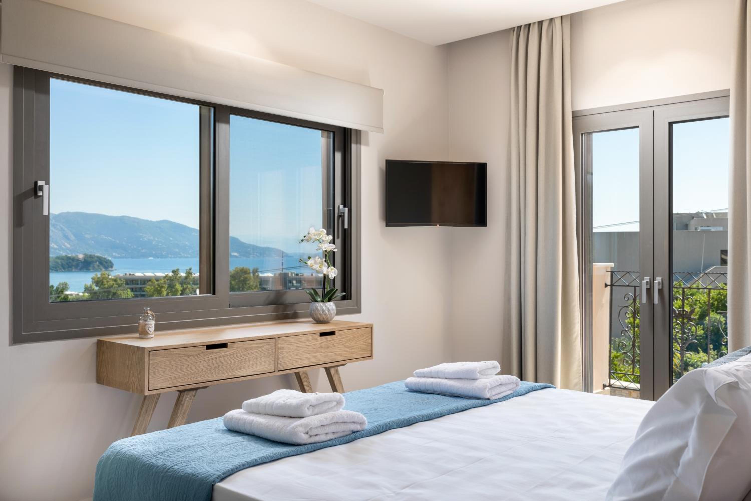 Deluxe Suite with Sea View - Photo 1