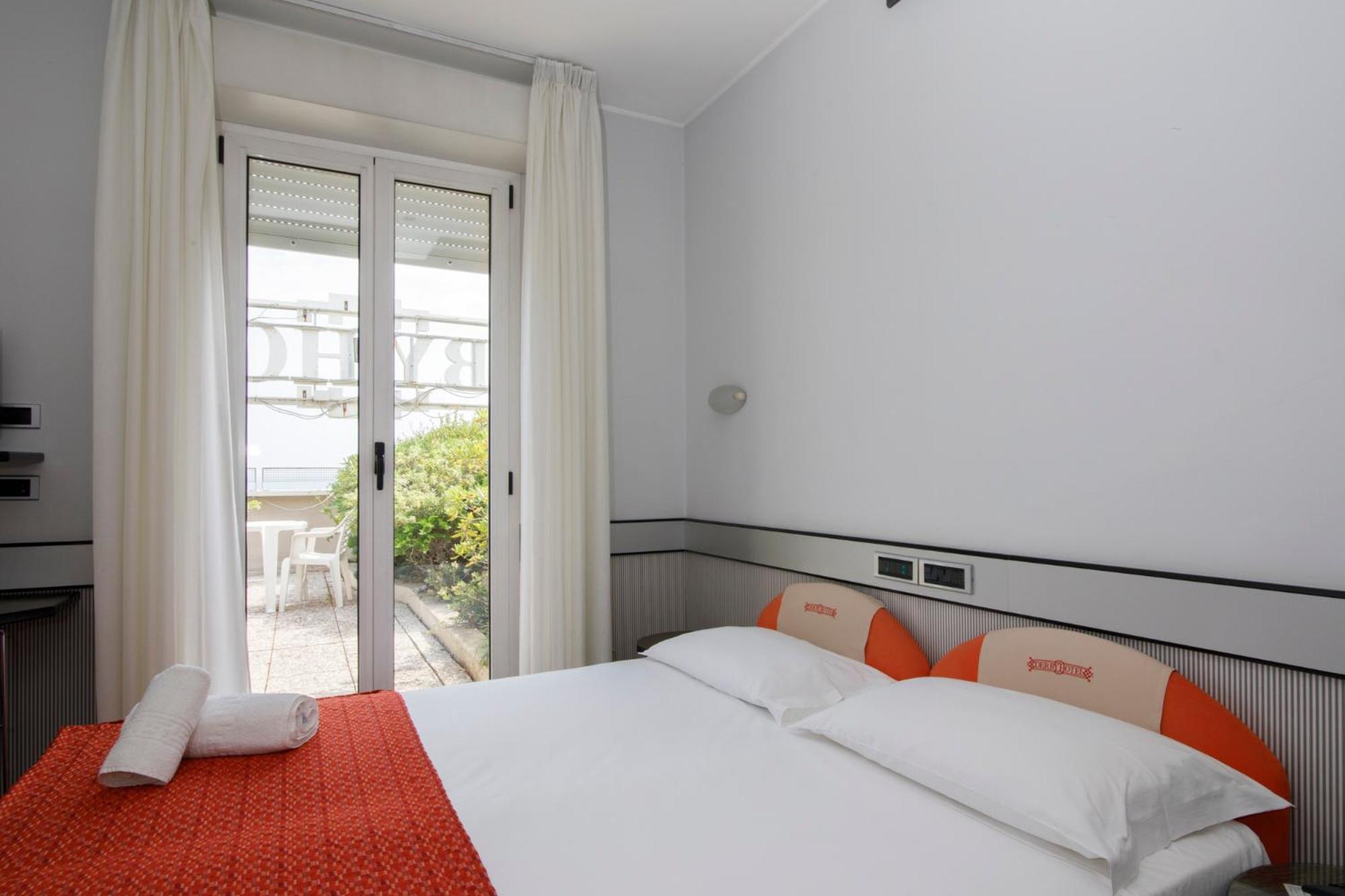 Double or Twin Room with Balcony - Photo 15