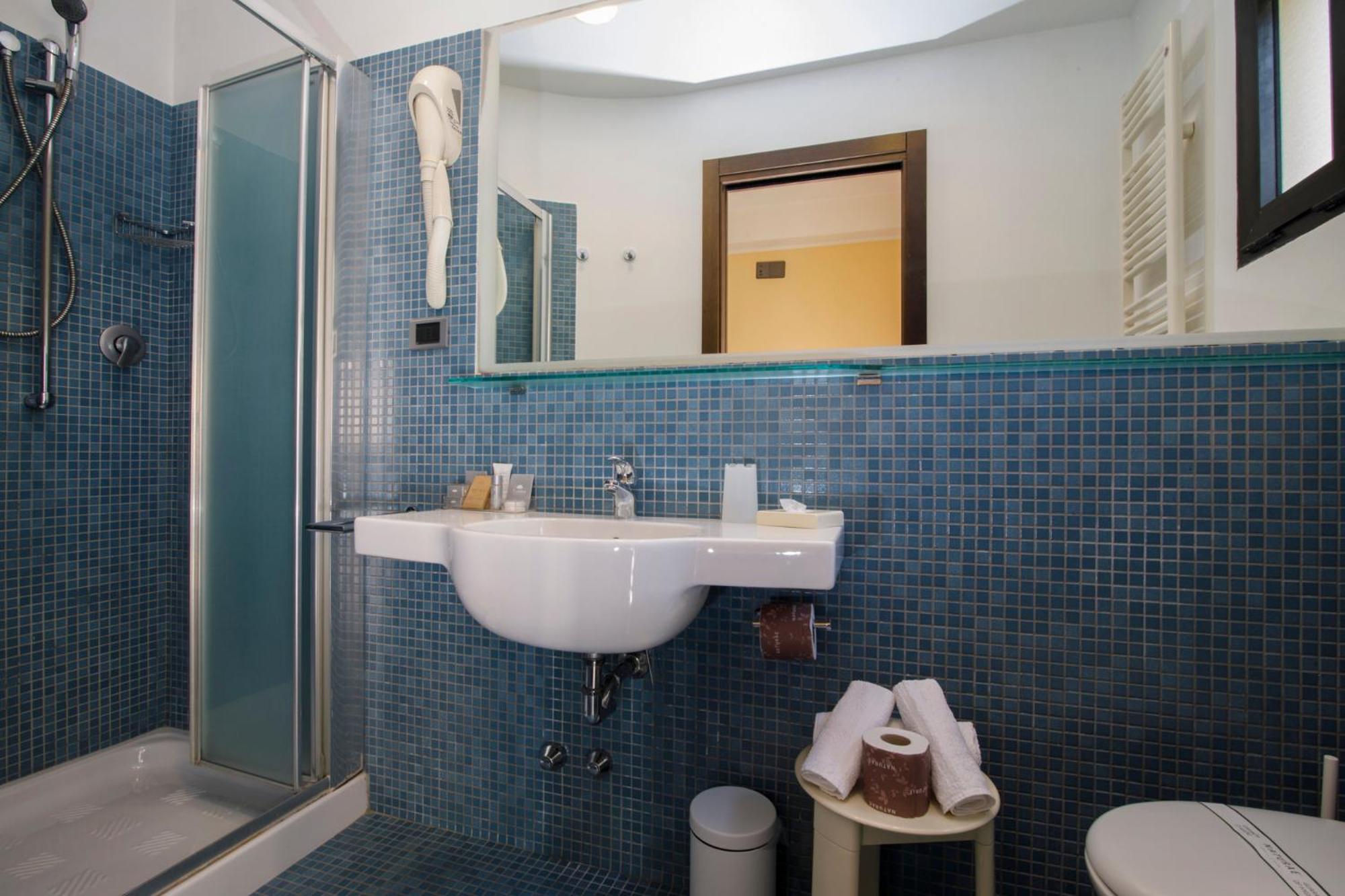 Double or Twin Room with Balcony - Photo 6
