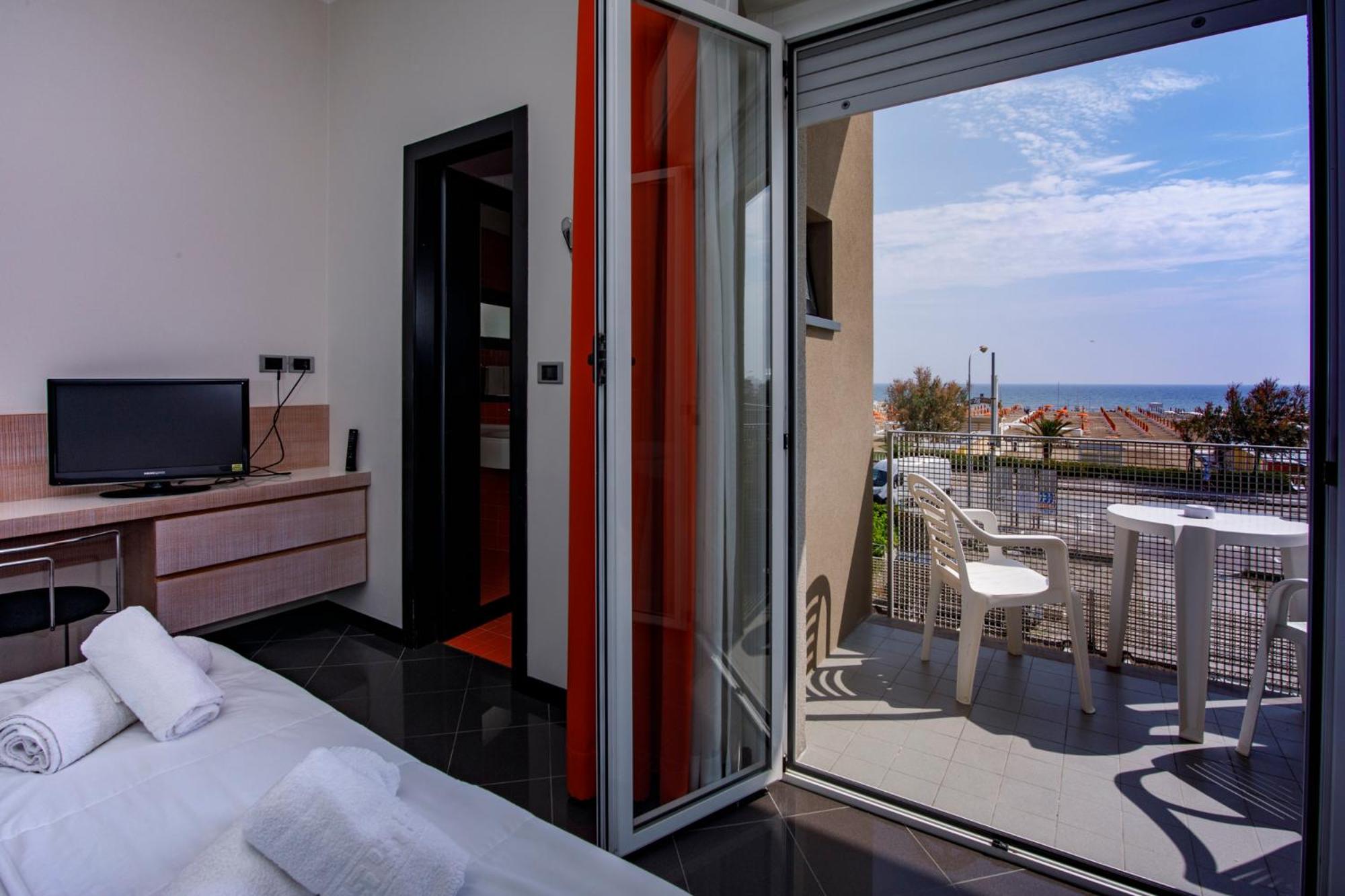 Double or Twin Room with Balcony - Photo 19