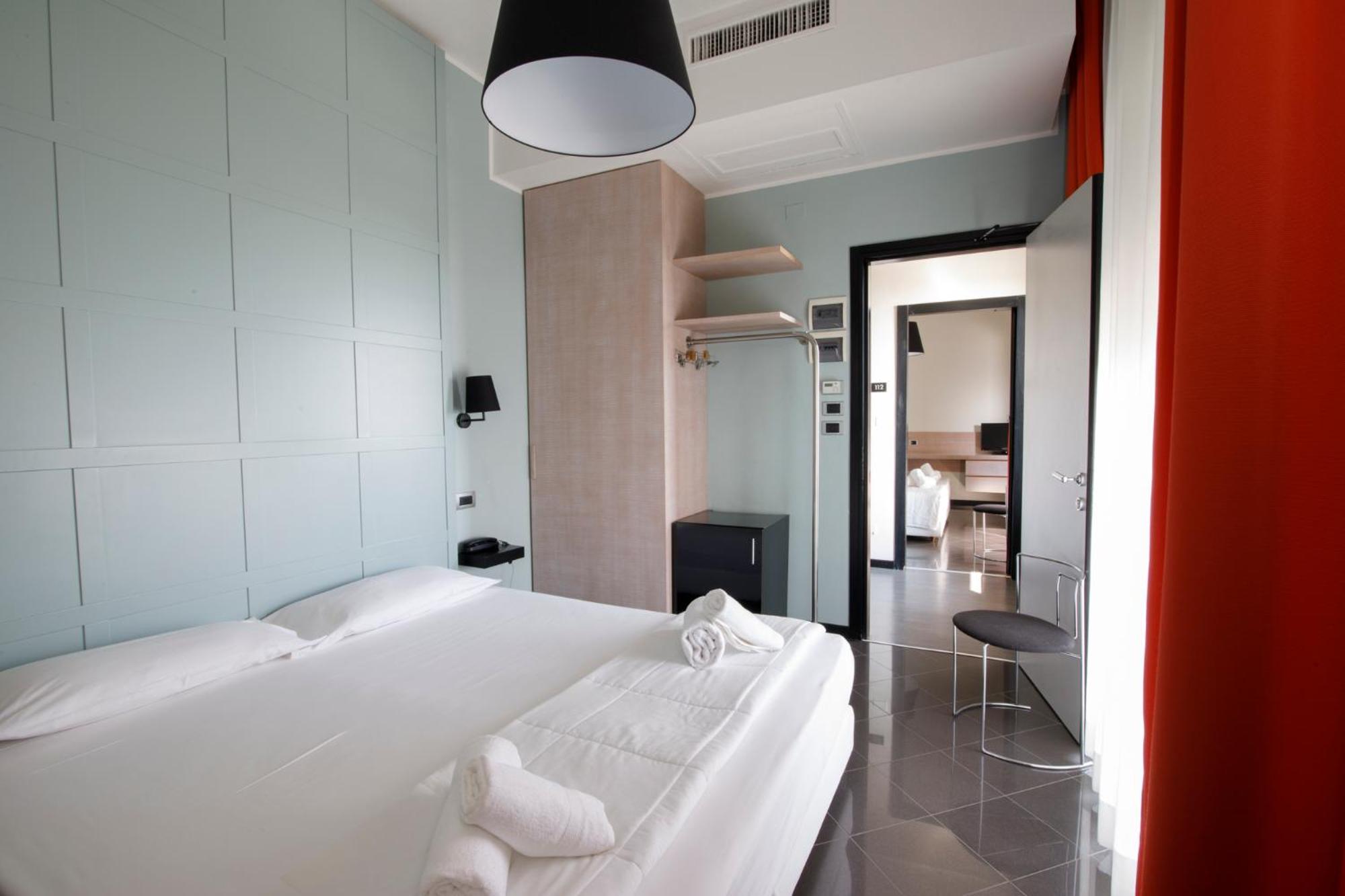 Double or Twin Room with Balcony - Photo 21