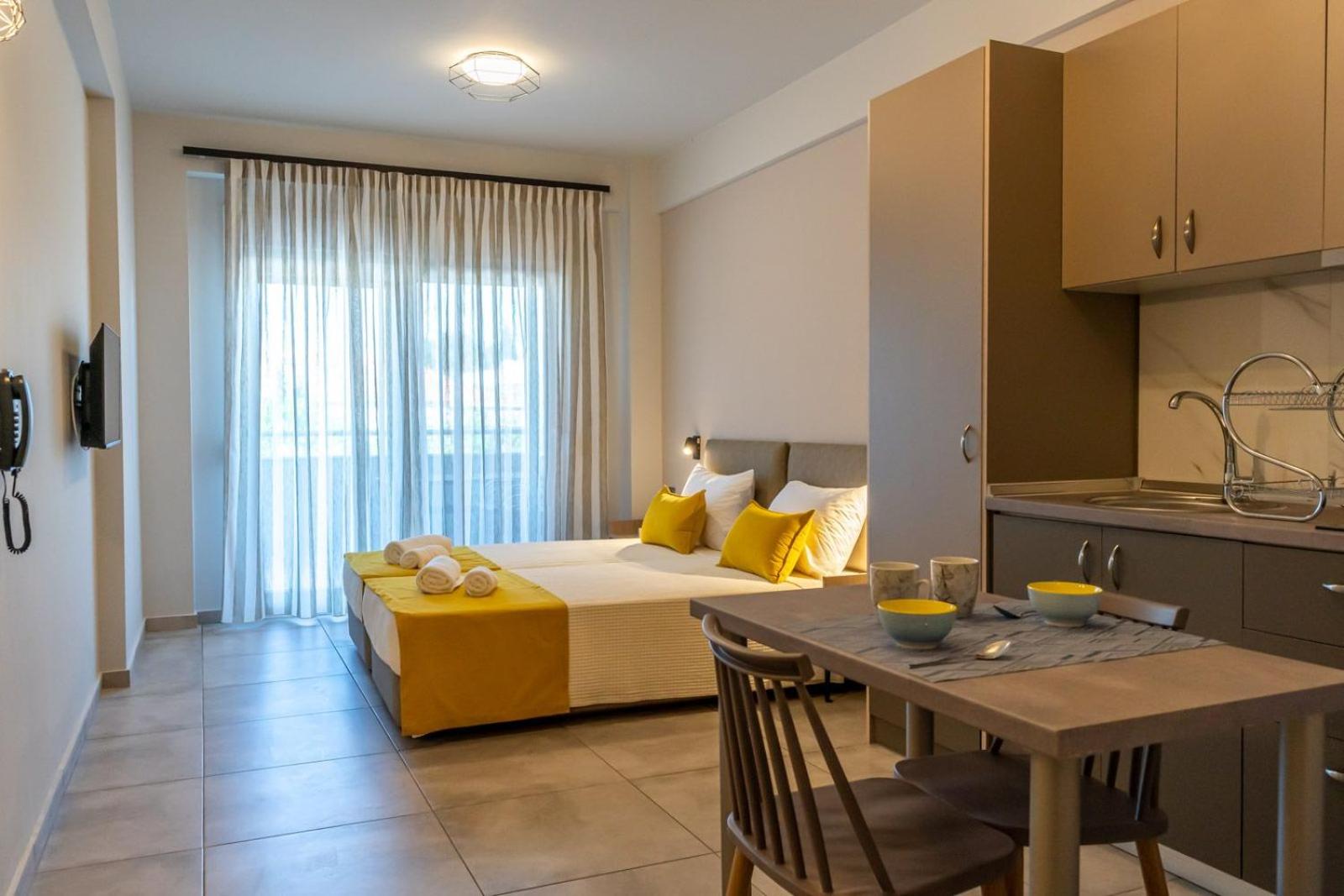 Studio - Photo 2