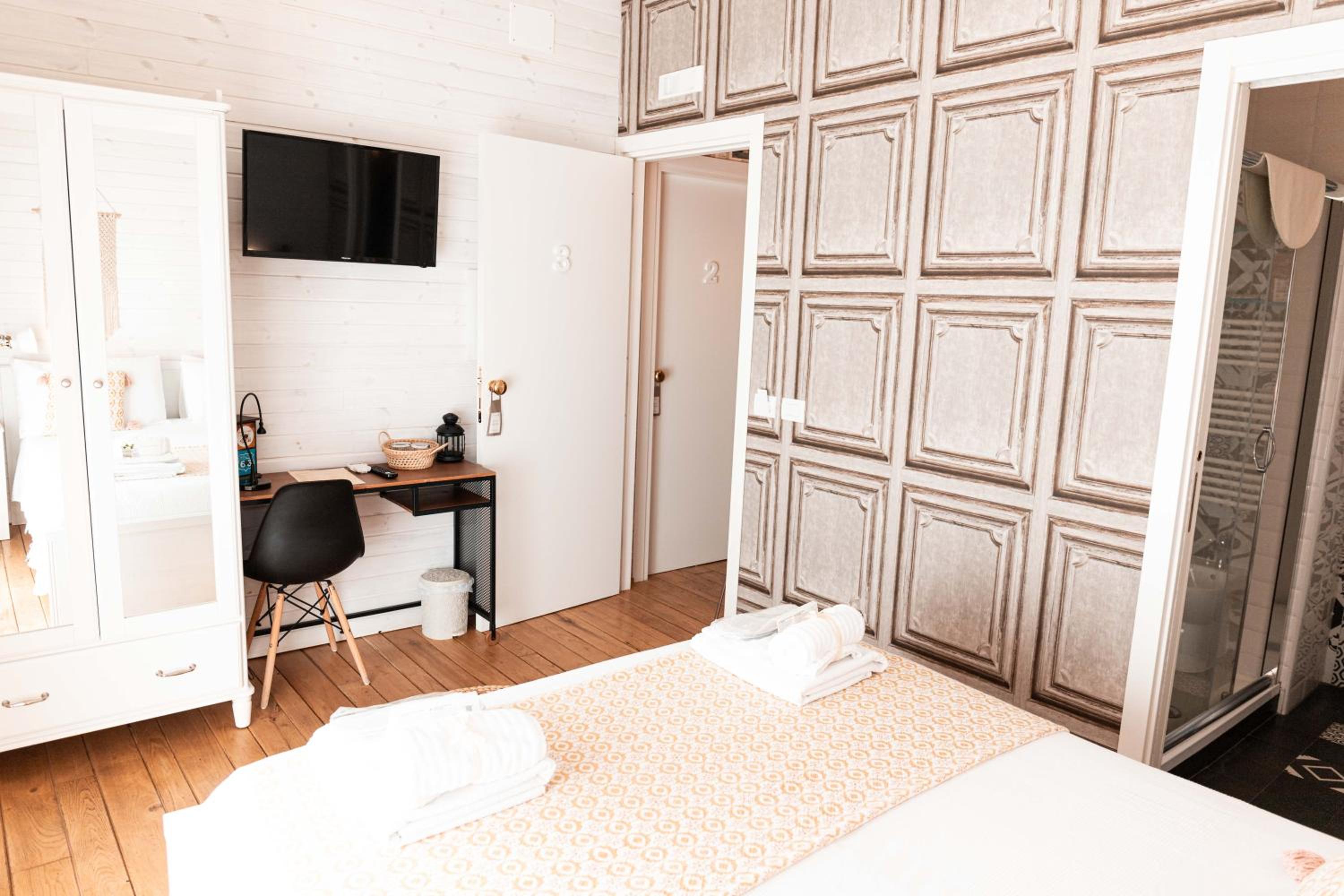 Deluxe Double Room with Balcony photo 2