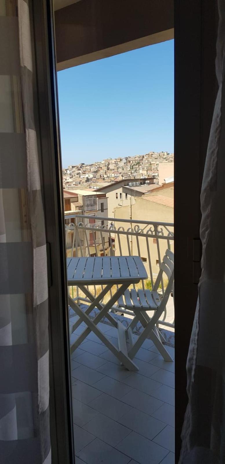 Deluxe Double Room with Balcony - Photo 6