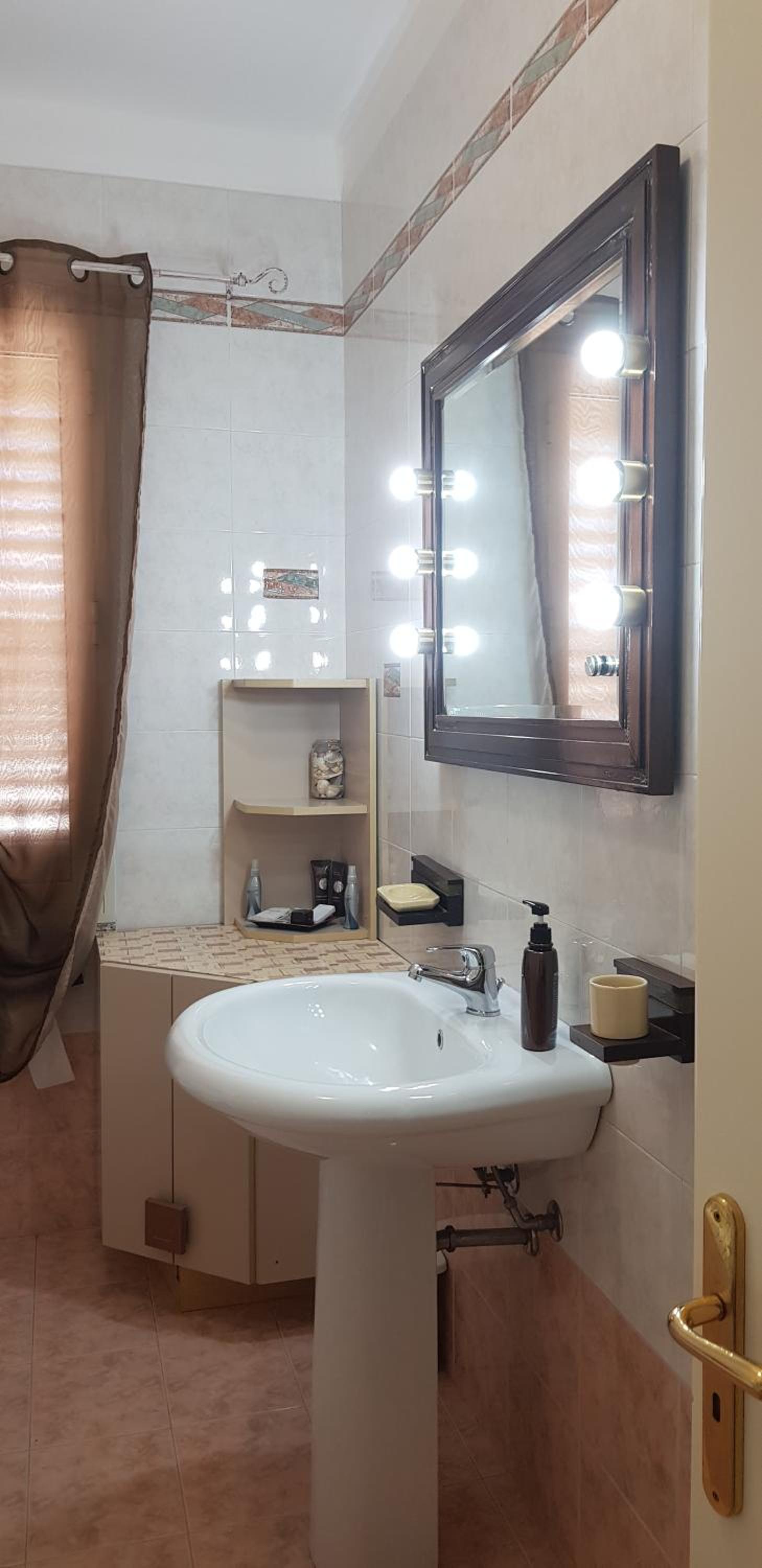Standard Double Room - Photo 10