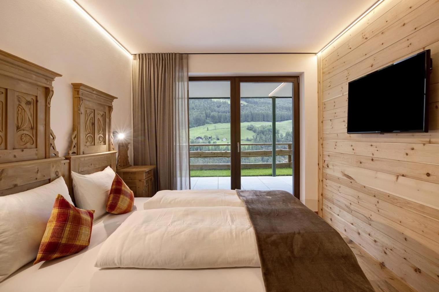Two-Bedroom Deluxe Apartment with Garden View photo 2