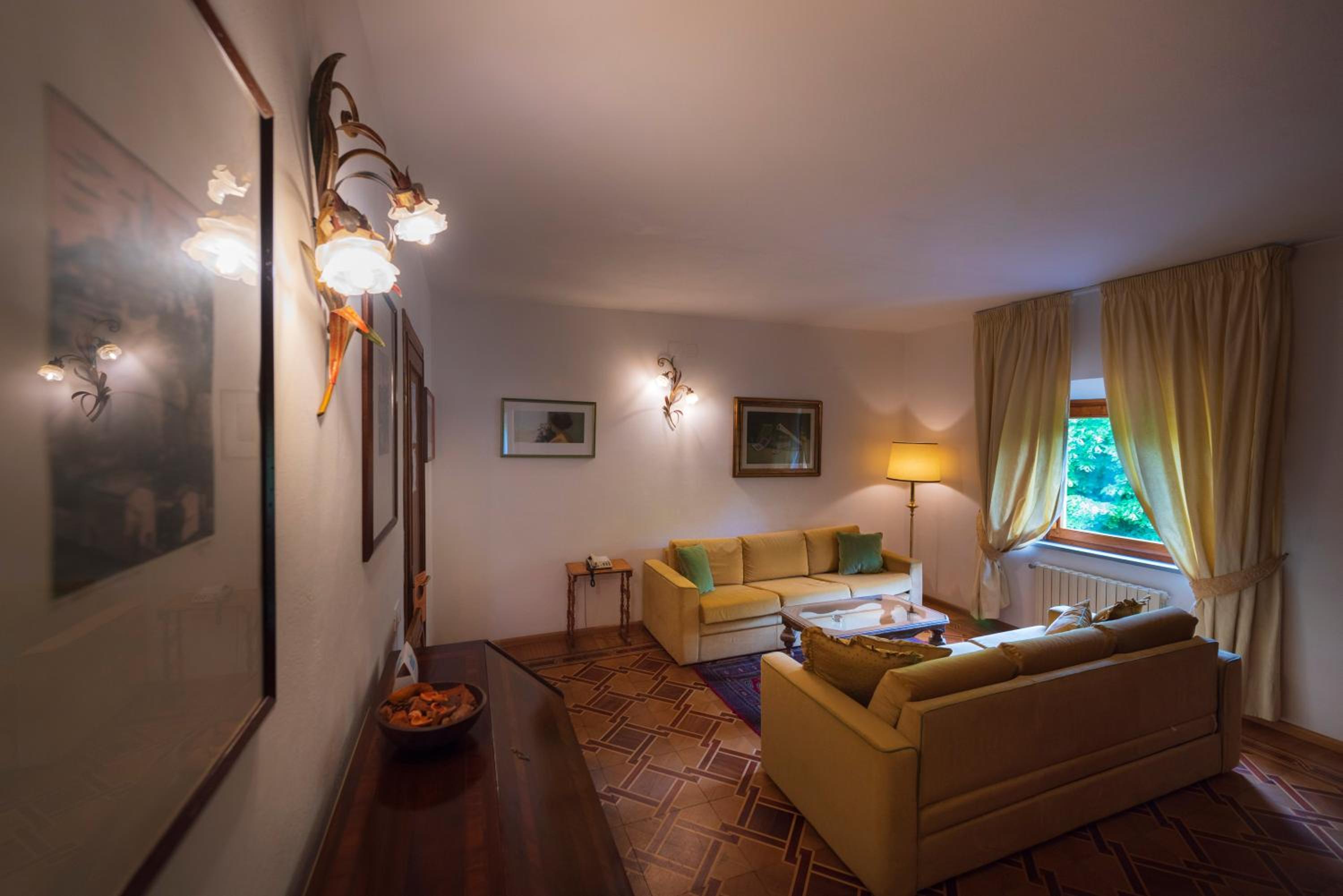 Suite - Photo 16