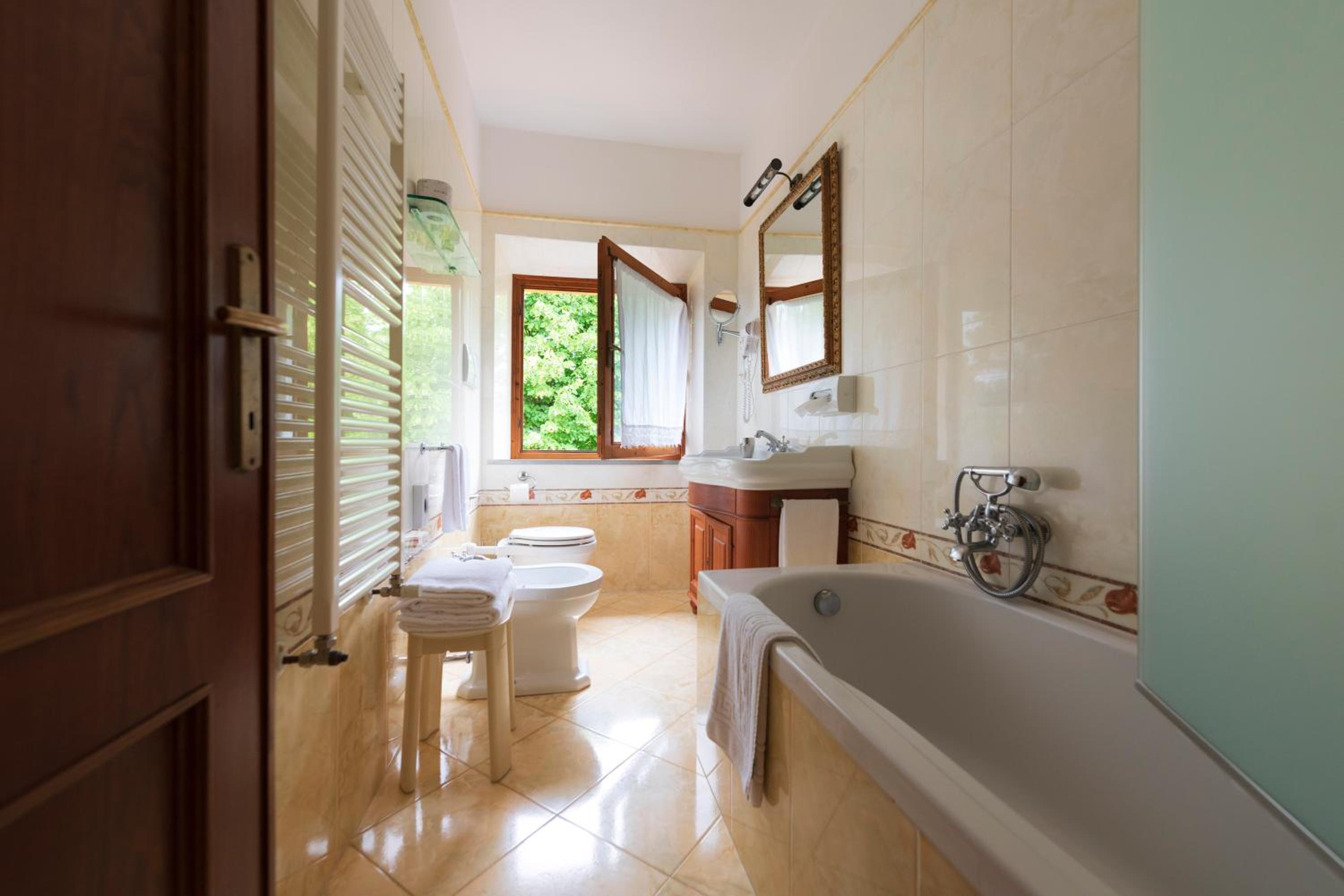 Suite - Photo 19