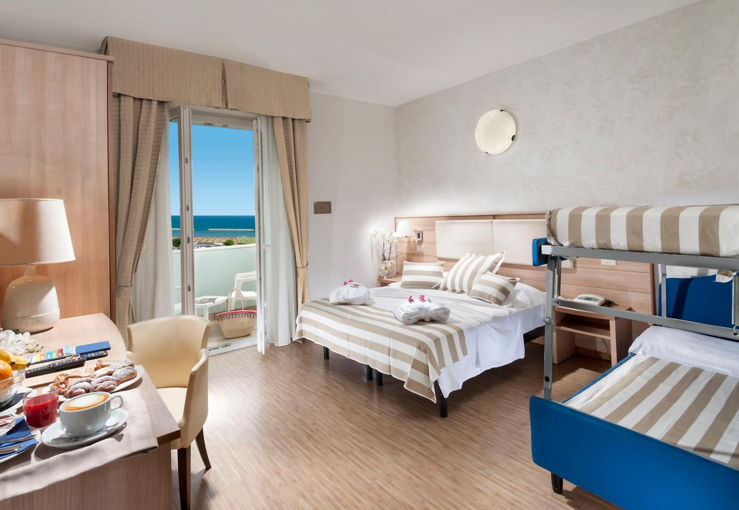 Quadruple Room with Sea View photo 2