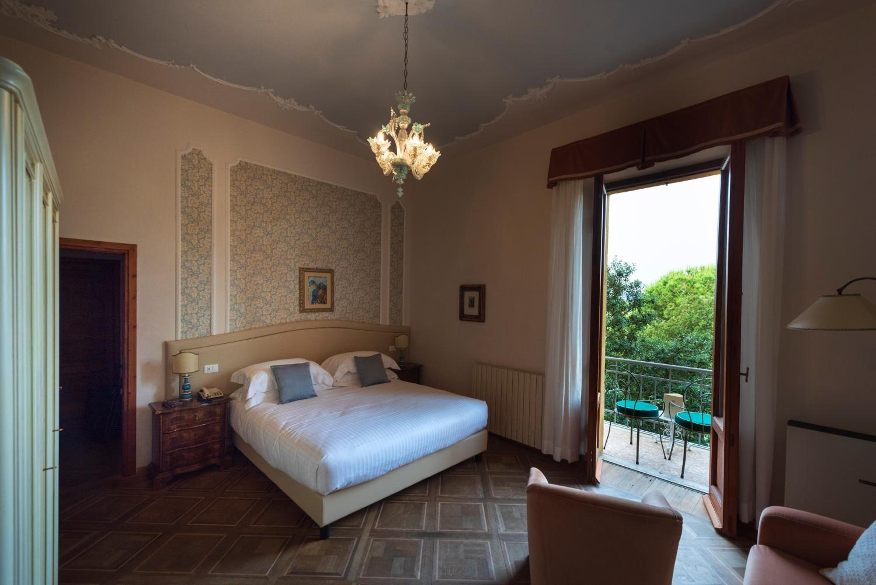 Deluxe Double Room with Extra Bed - Photo 11