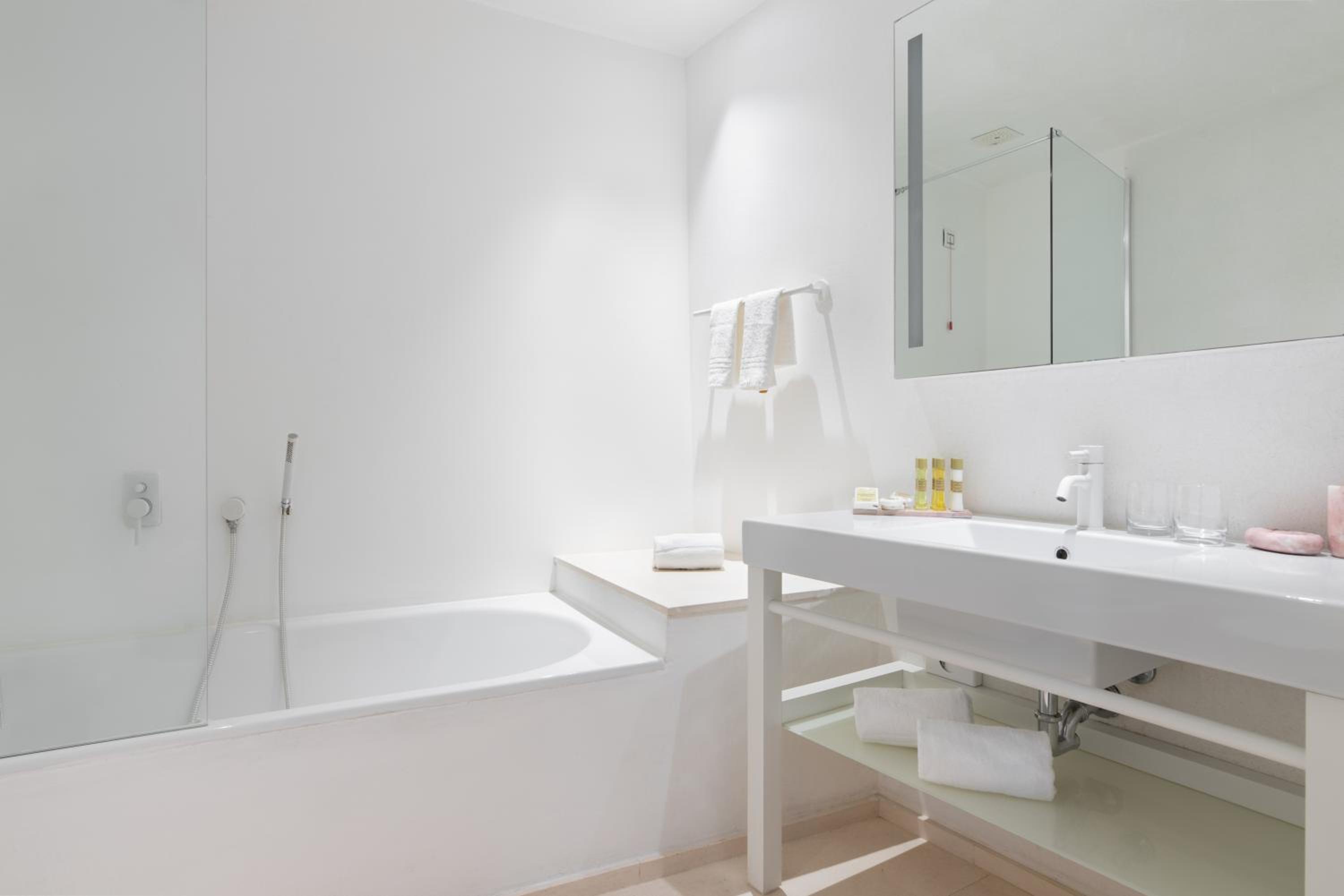 Deluxe Double Room thumbnail 5