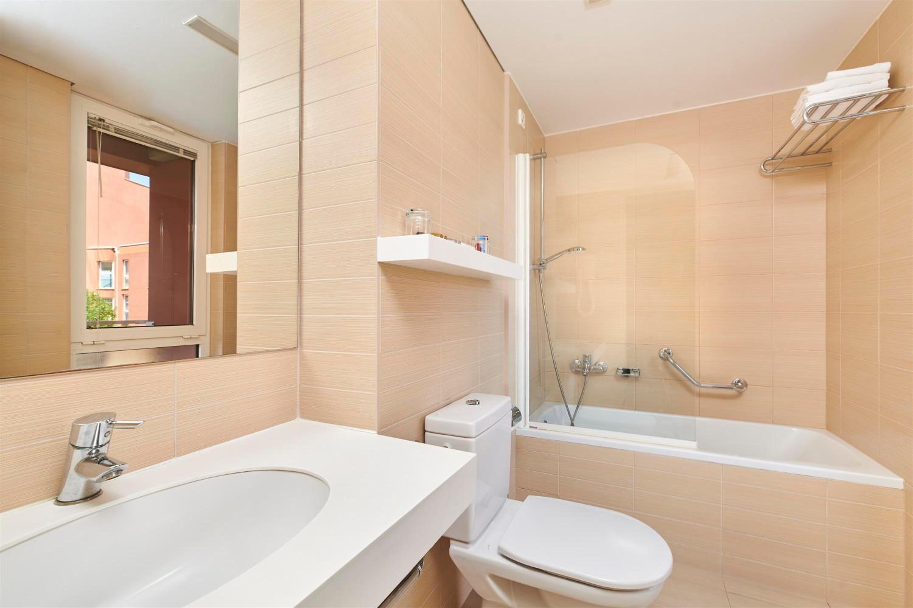 Classic Room with Balcony - Photo 4