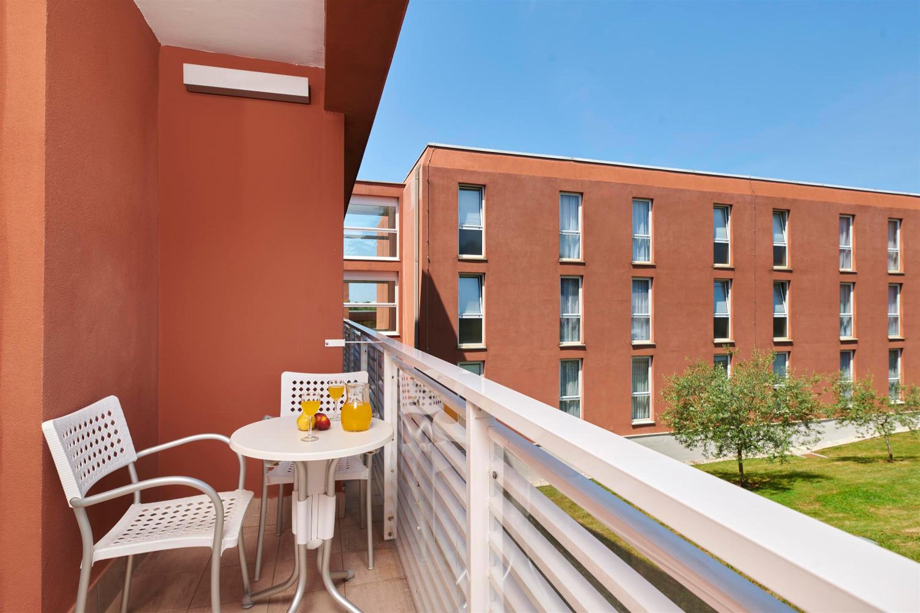 Classic Room with Balcony - Photo 5