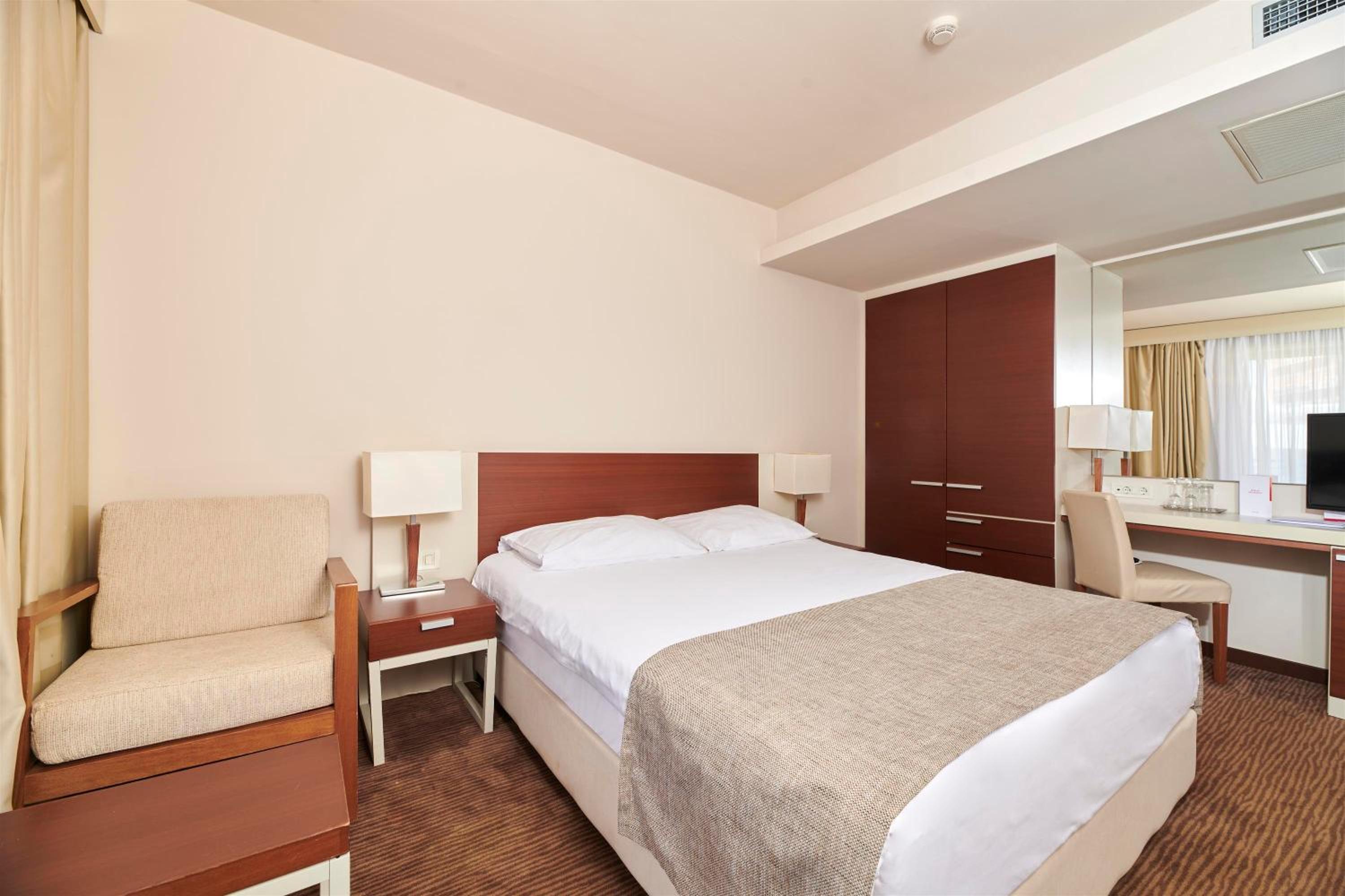 Classic Room with Balcony - Photo 2