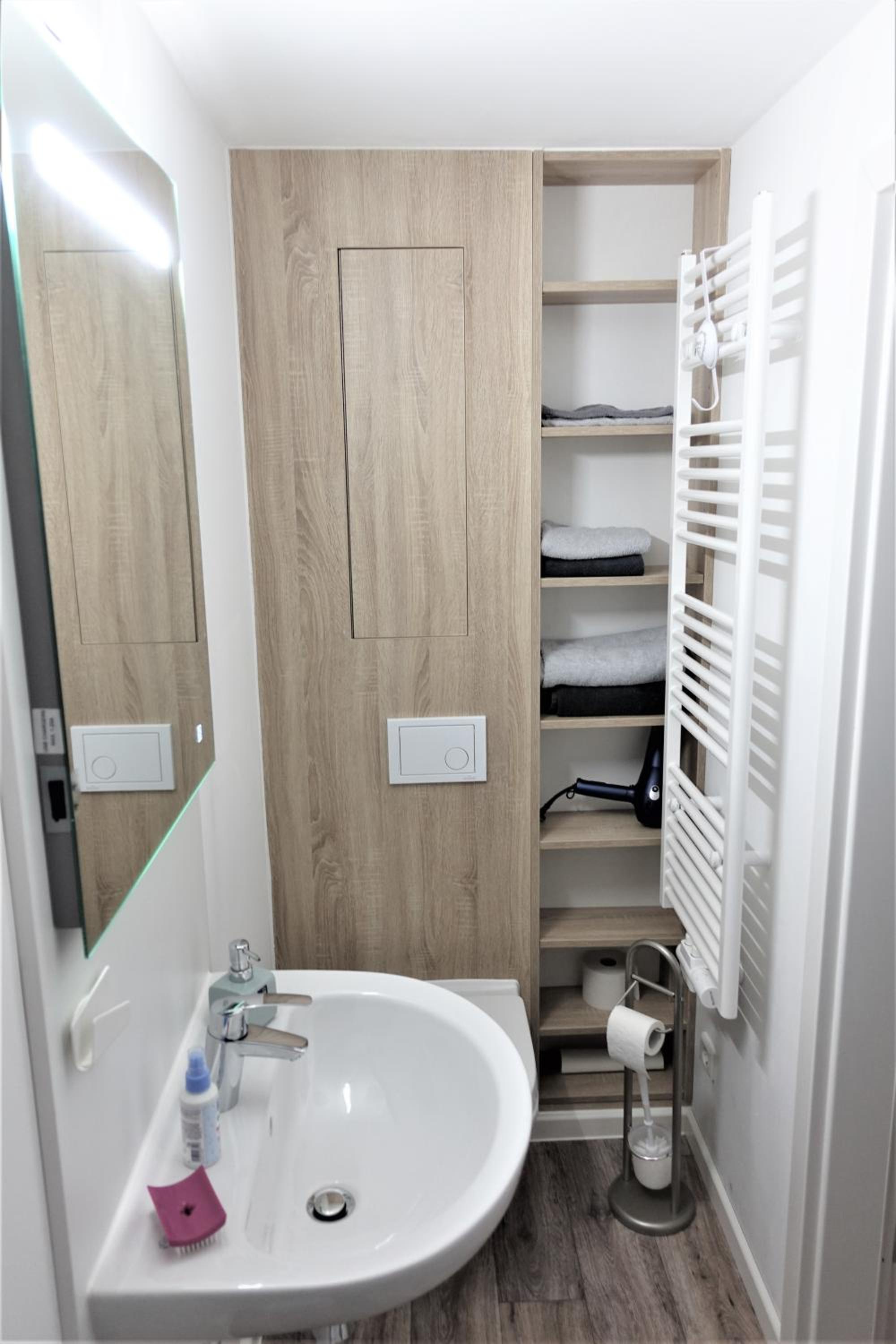 Economy Double Room - Photo 11