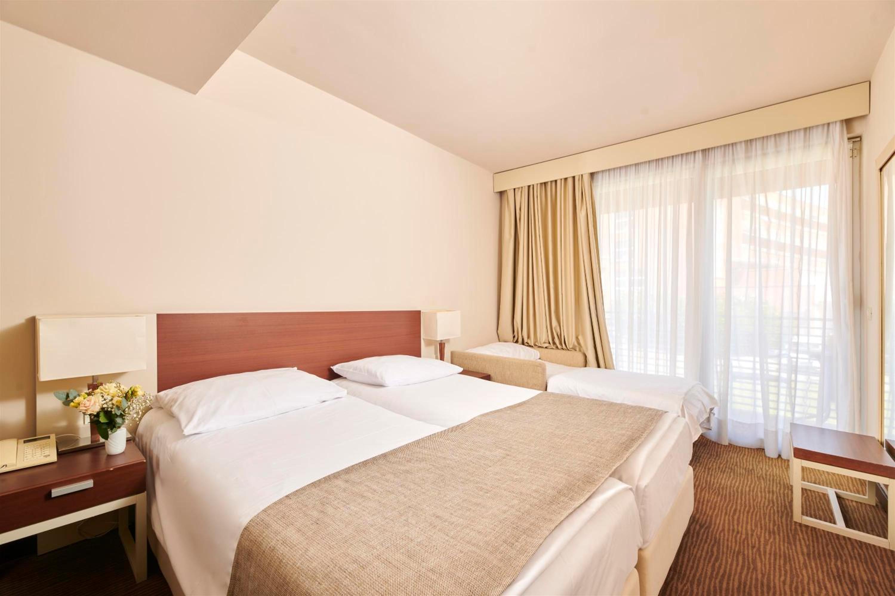 Classic Room with Balcony (2 Adults + 1 Child) - Photo 2