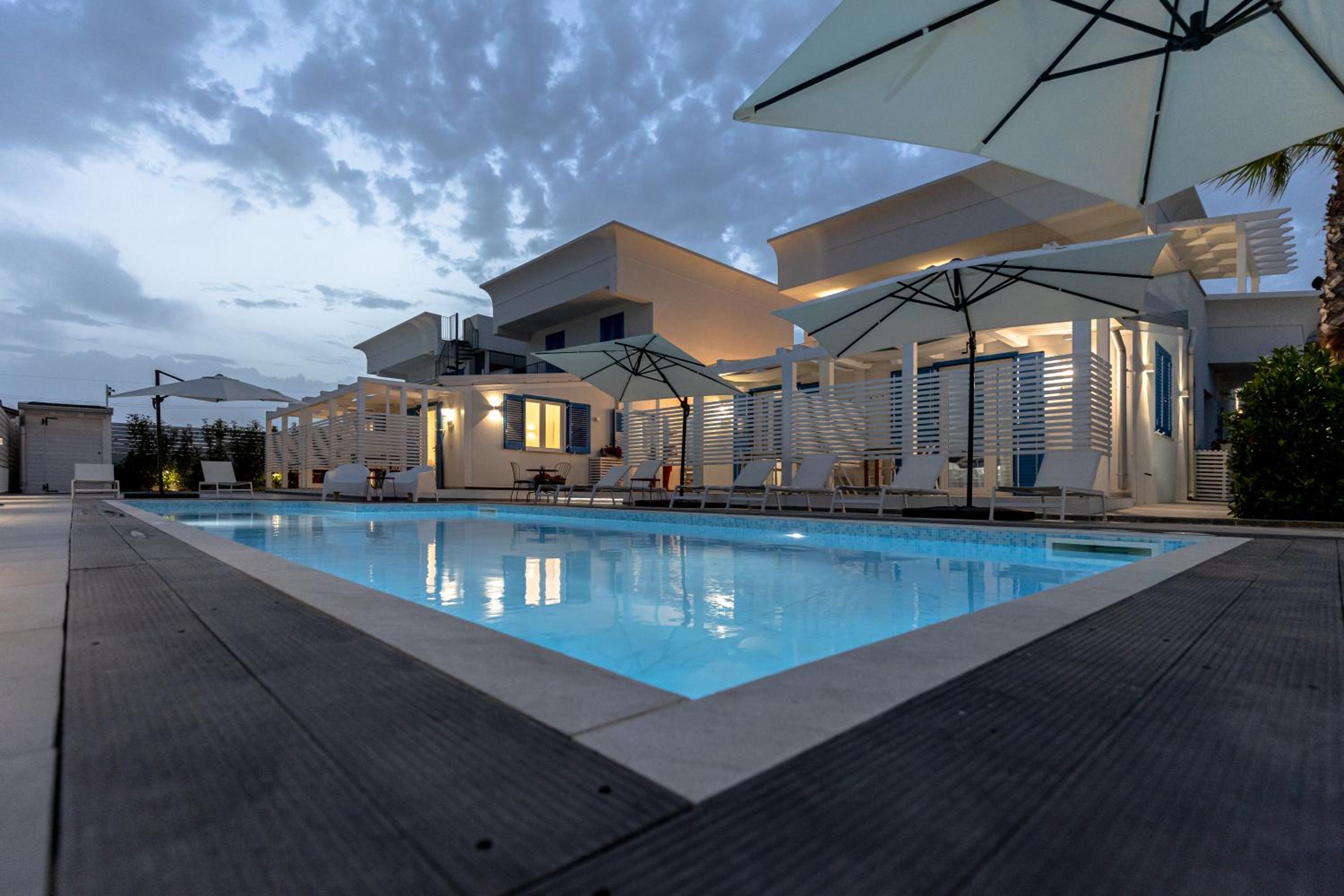 King Room with Pool View - Photo 29
